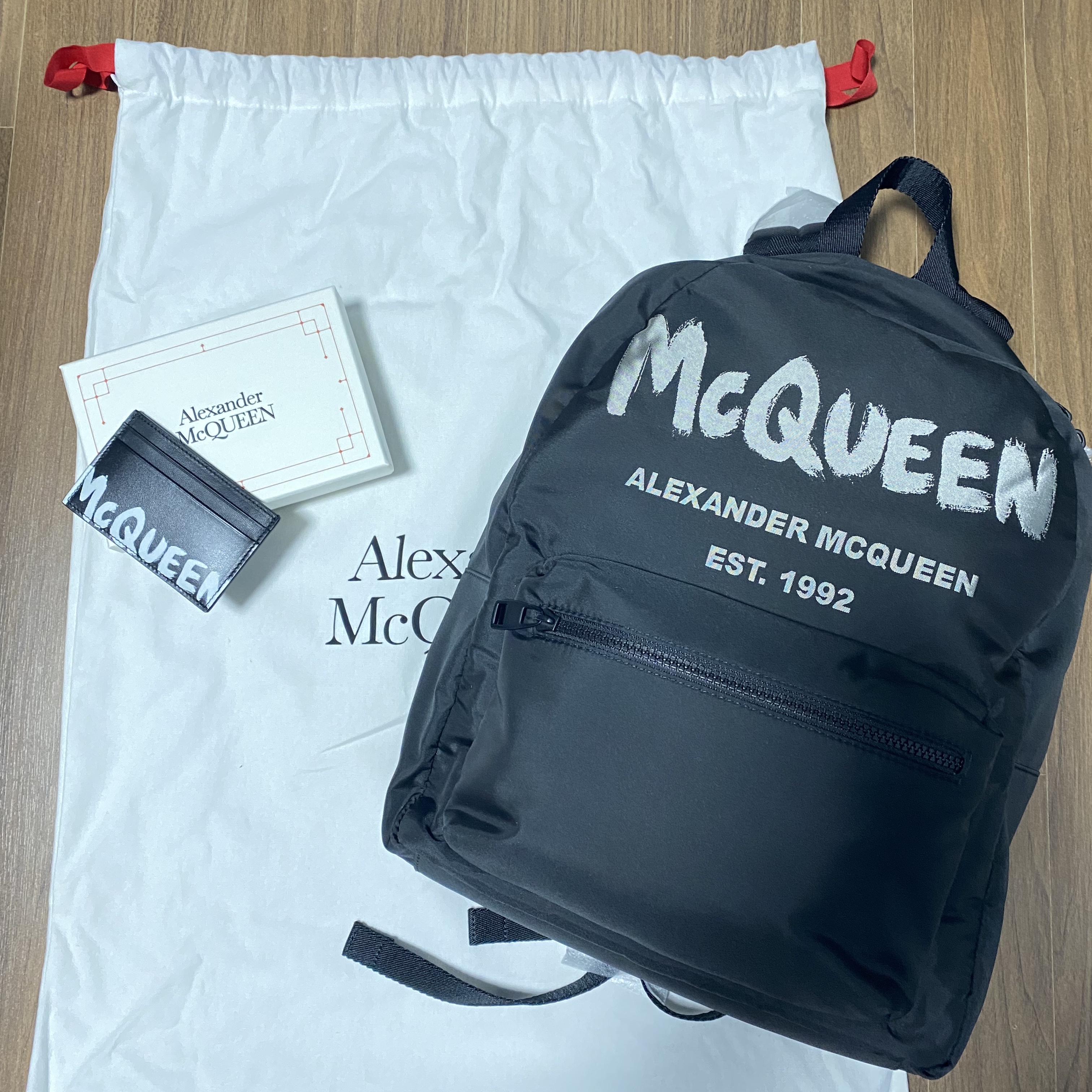 Alexander McQueen Graffiti Metropolitan Backpack Black Ivory 착용 스타일