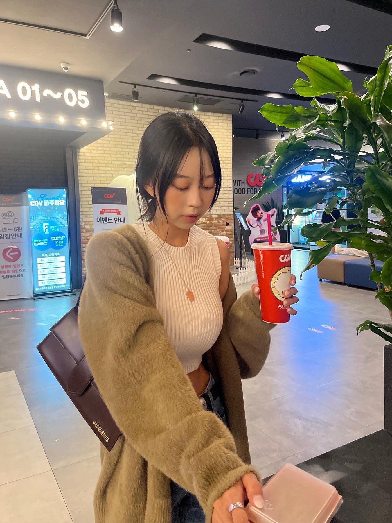 Stussy Shaggy Cardigan Taupe 착용 스타일