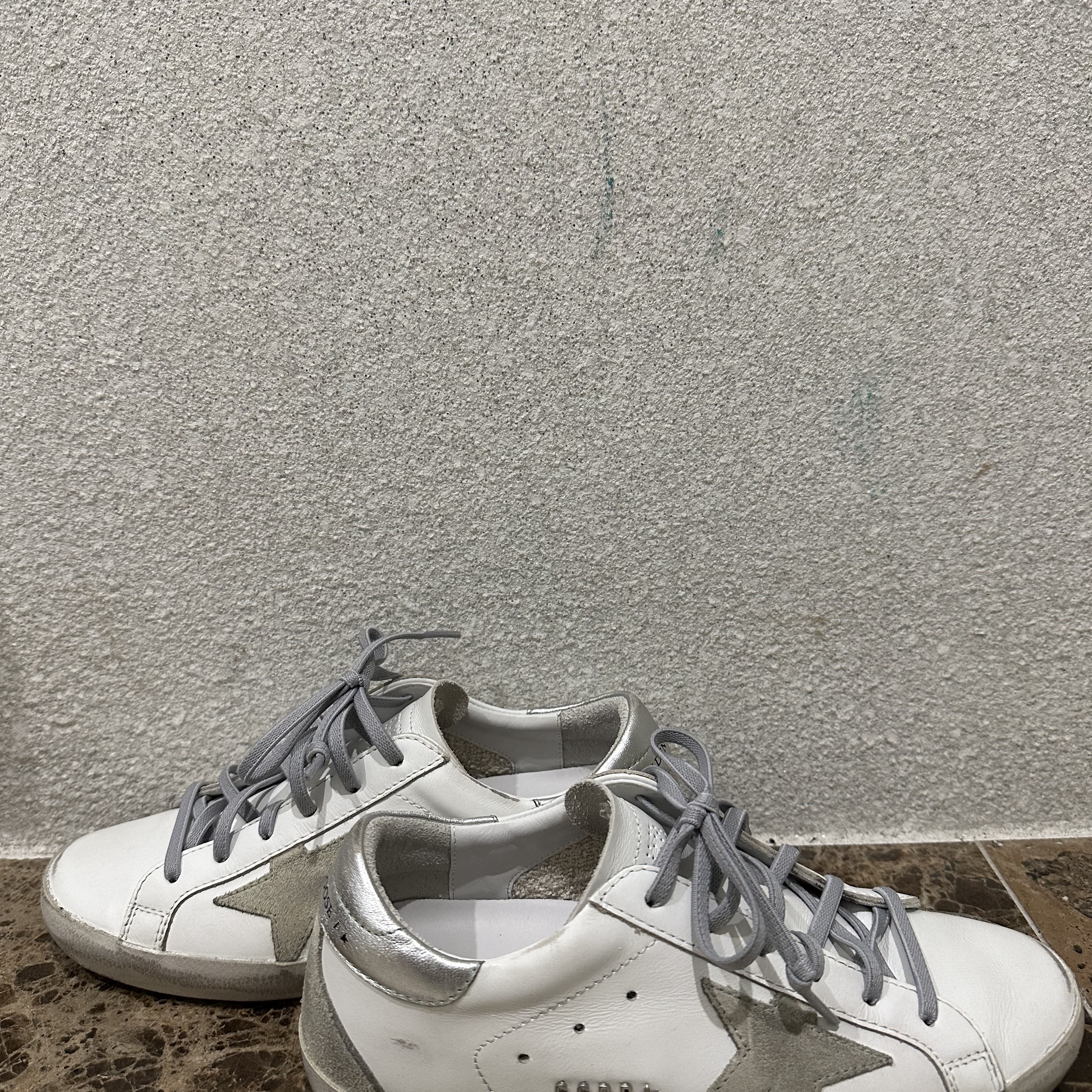 (W) Golden Goose Superstar White Silver Heel Tab Sneakers 착용 스타일 - 3