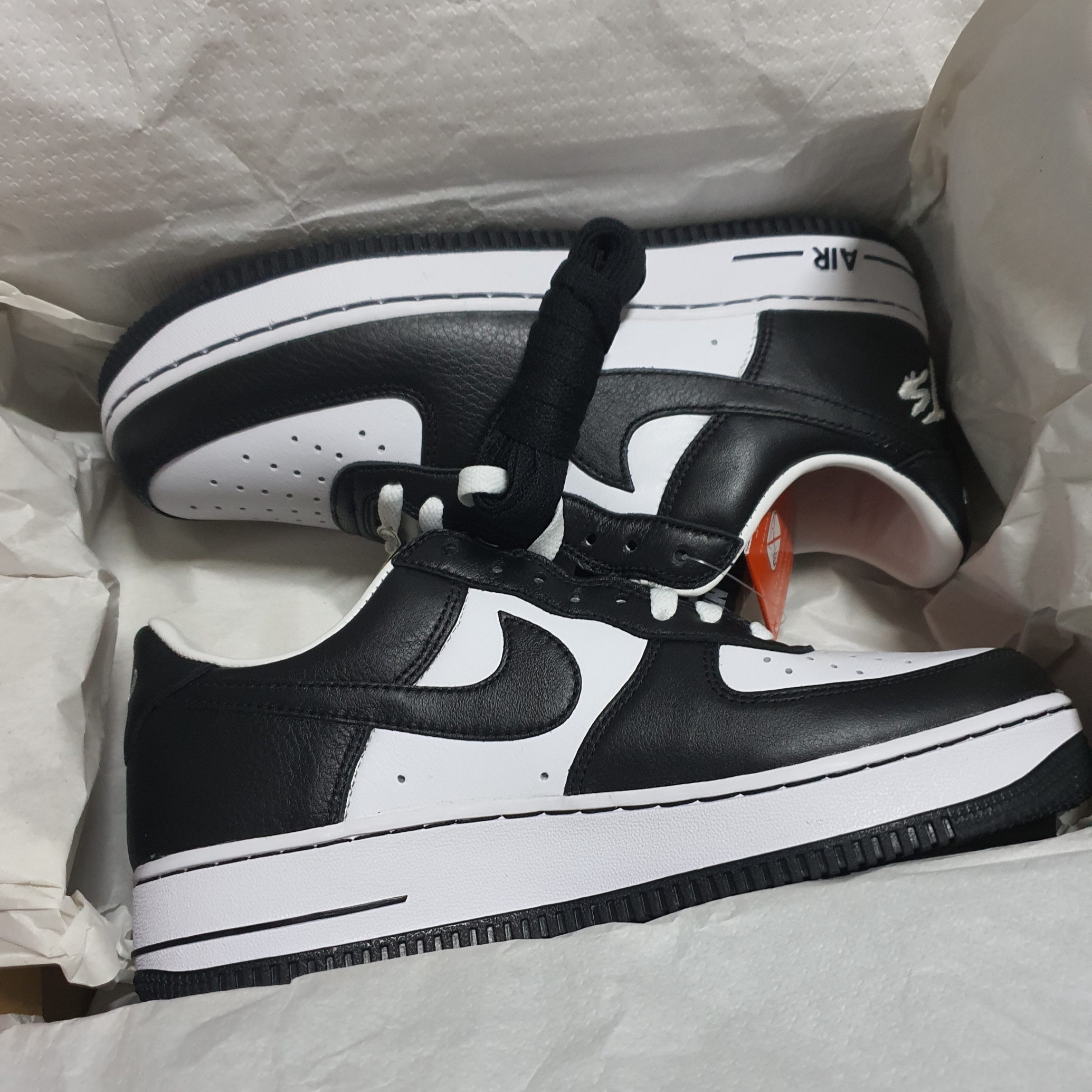 Nike x Terror Squad Air Force 1 Low QS Blackout 착용 스타일