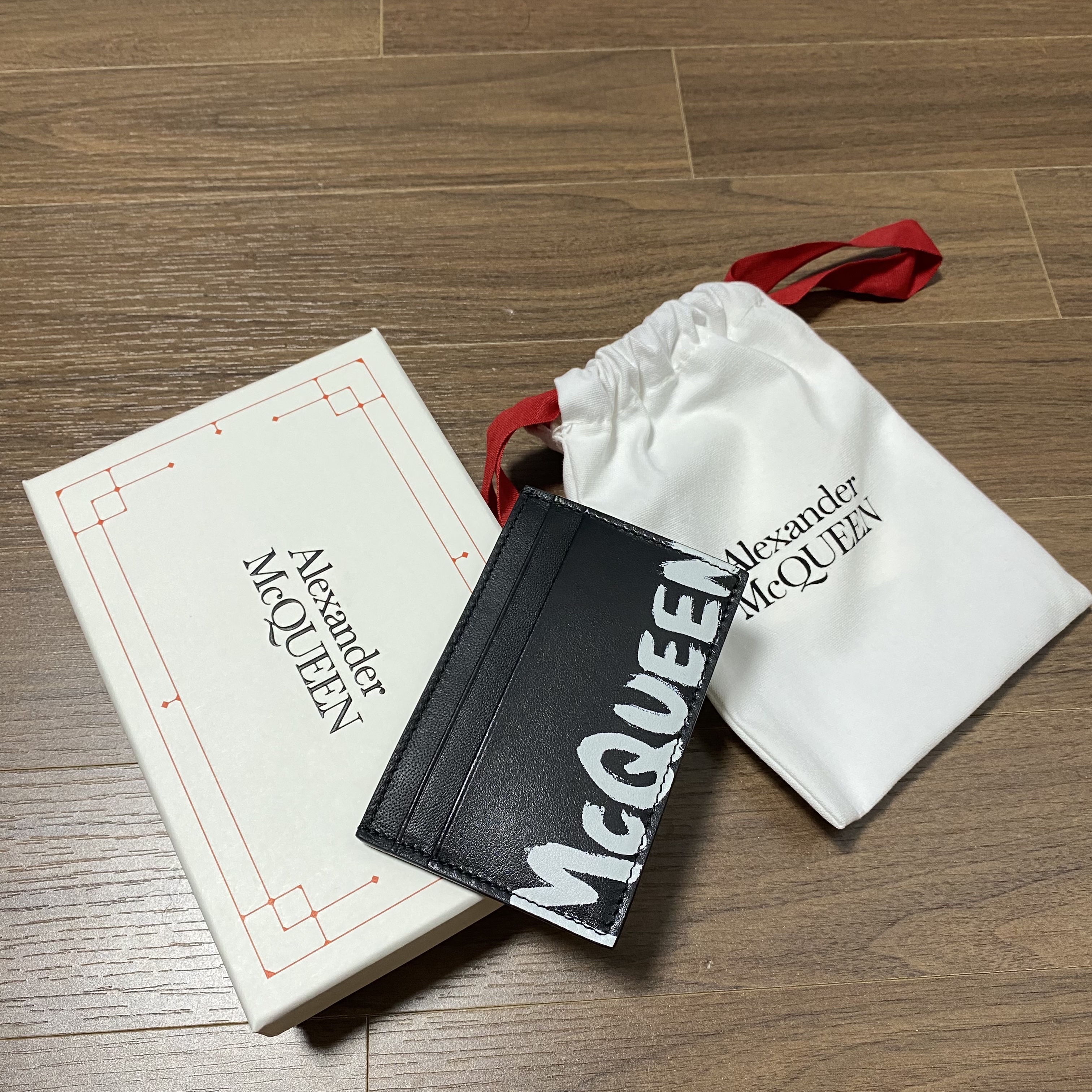 Alexander McQueen Graffiti Card Holder Calfskin Black 착용 스타일