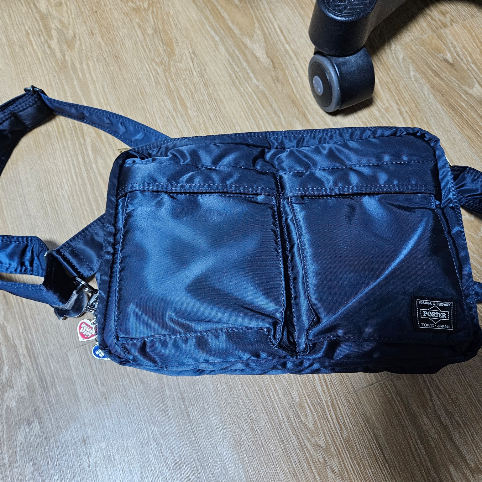 Porter Tanker Shoulder Bag Iron Blue 착용 스타일