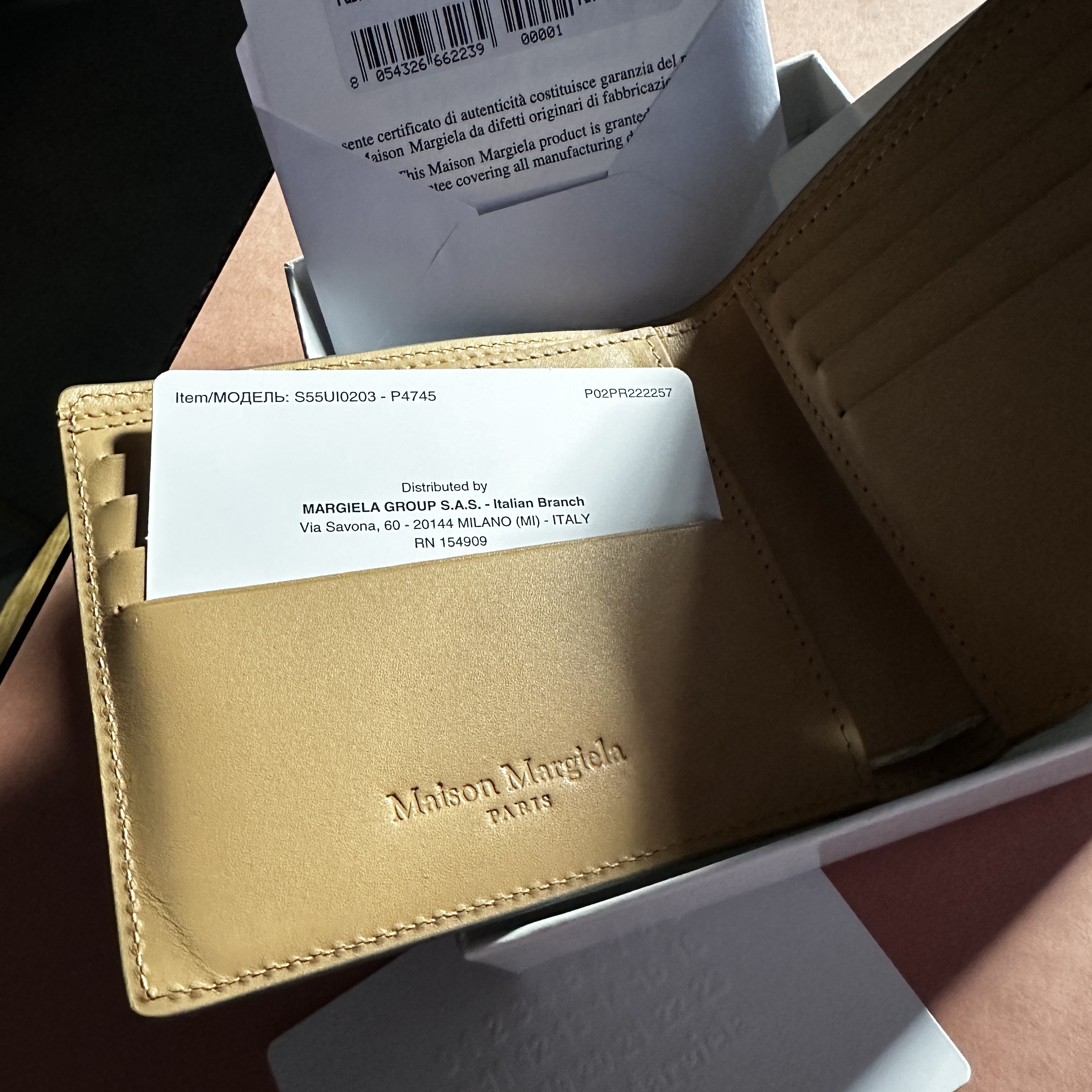 Maison Margiela Bi-Fold Wallet Light Grey 착용 스타일 - 2