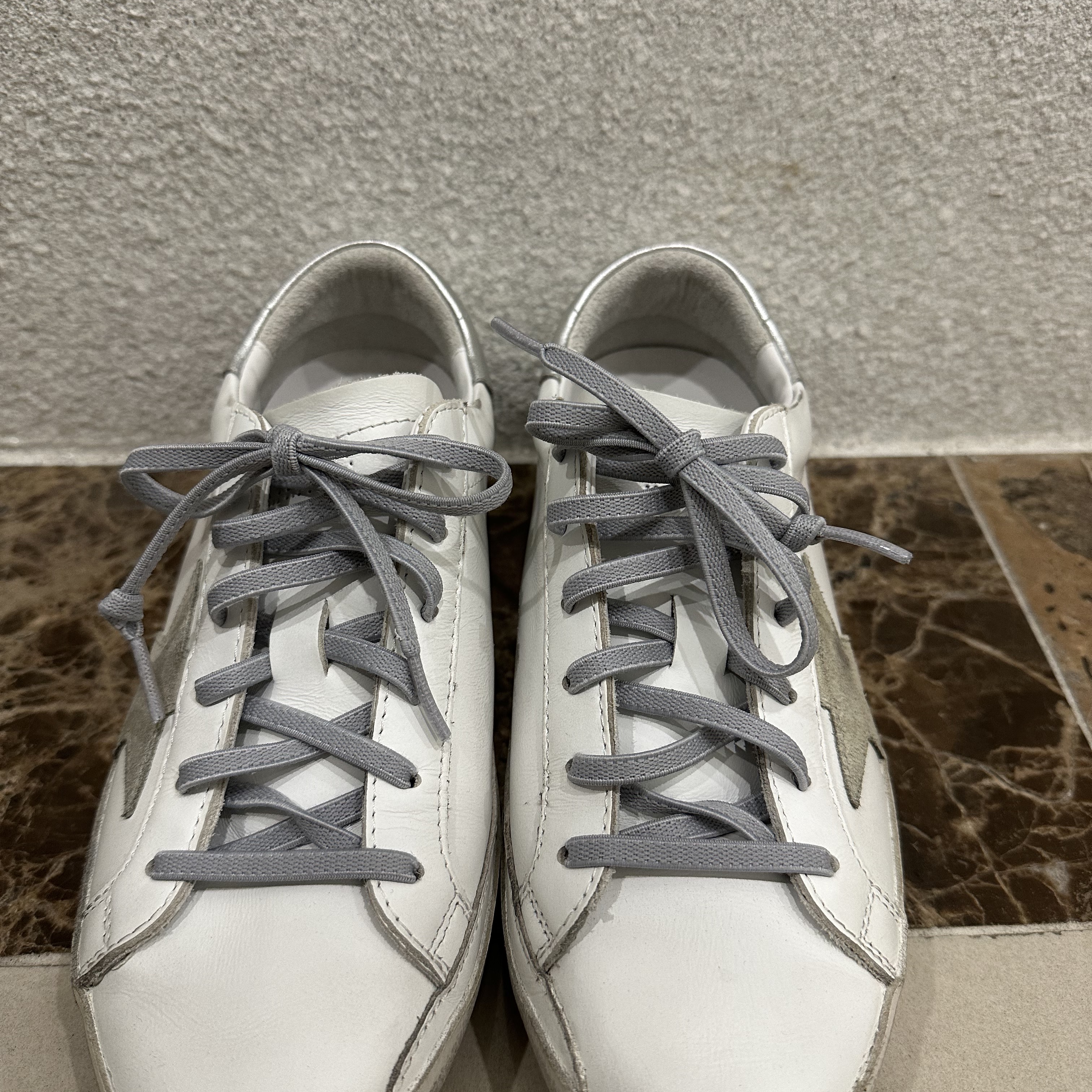 (W) Golden Goose Superstar White Silver Heel Tab Sneakers 착용 스타일 - 1