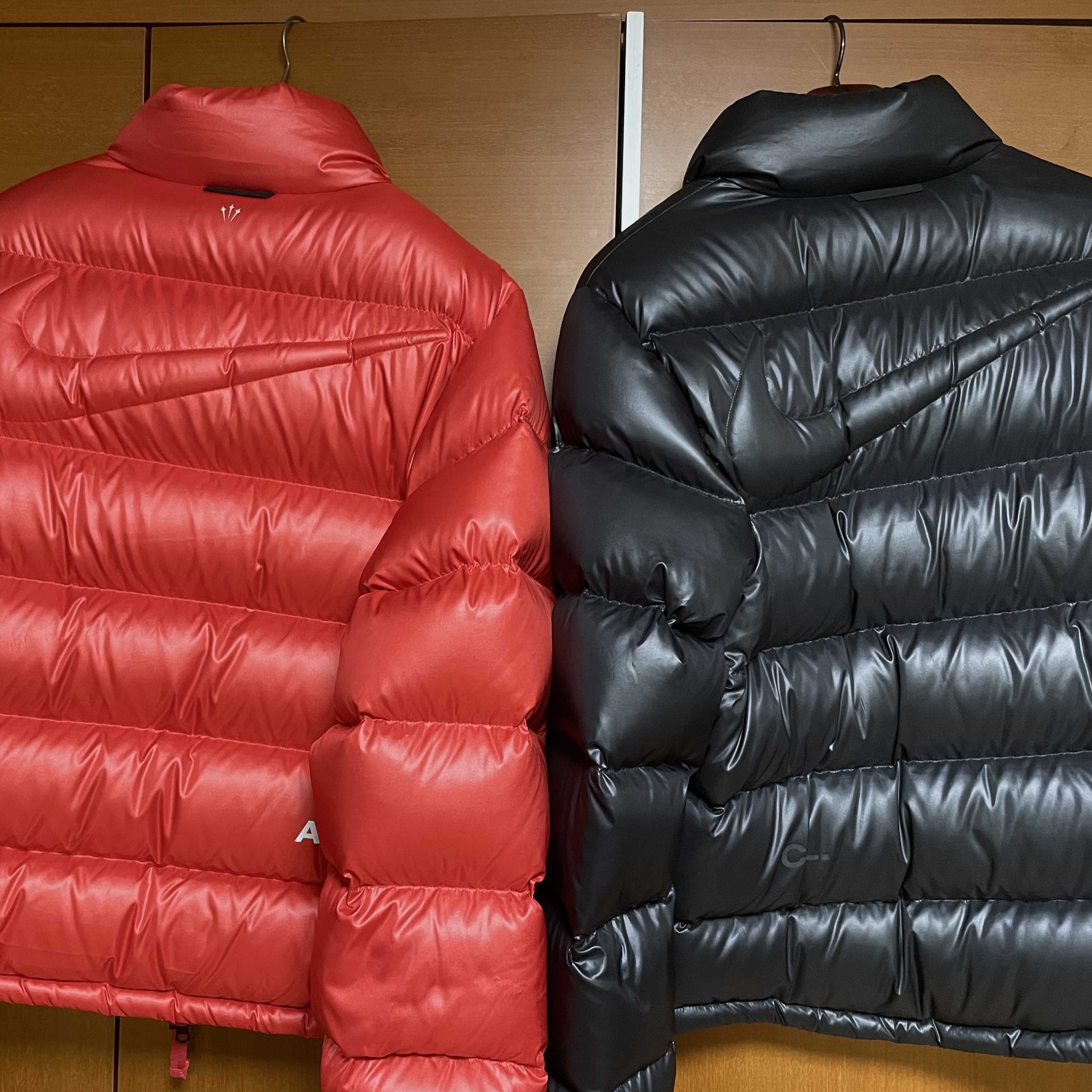 Nike x Drake Nocta Sunset Puffer Jacket Red, Nike x Drake Nocta Puffer Jacket Black - US/EU 착용 스타일