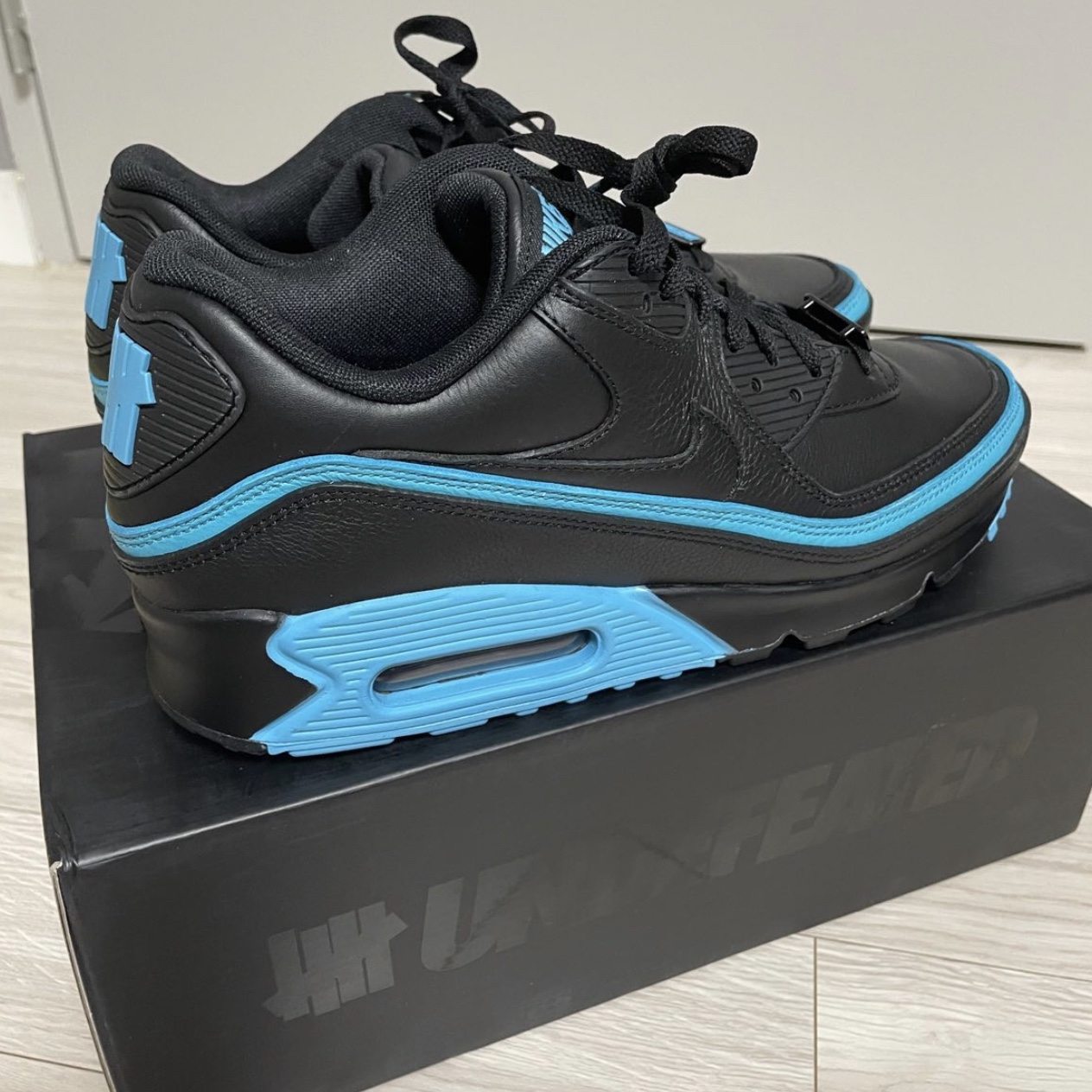 Nike x Undefeated Air Max 90 Black Blue Fury 착용 스타일