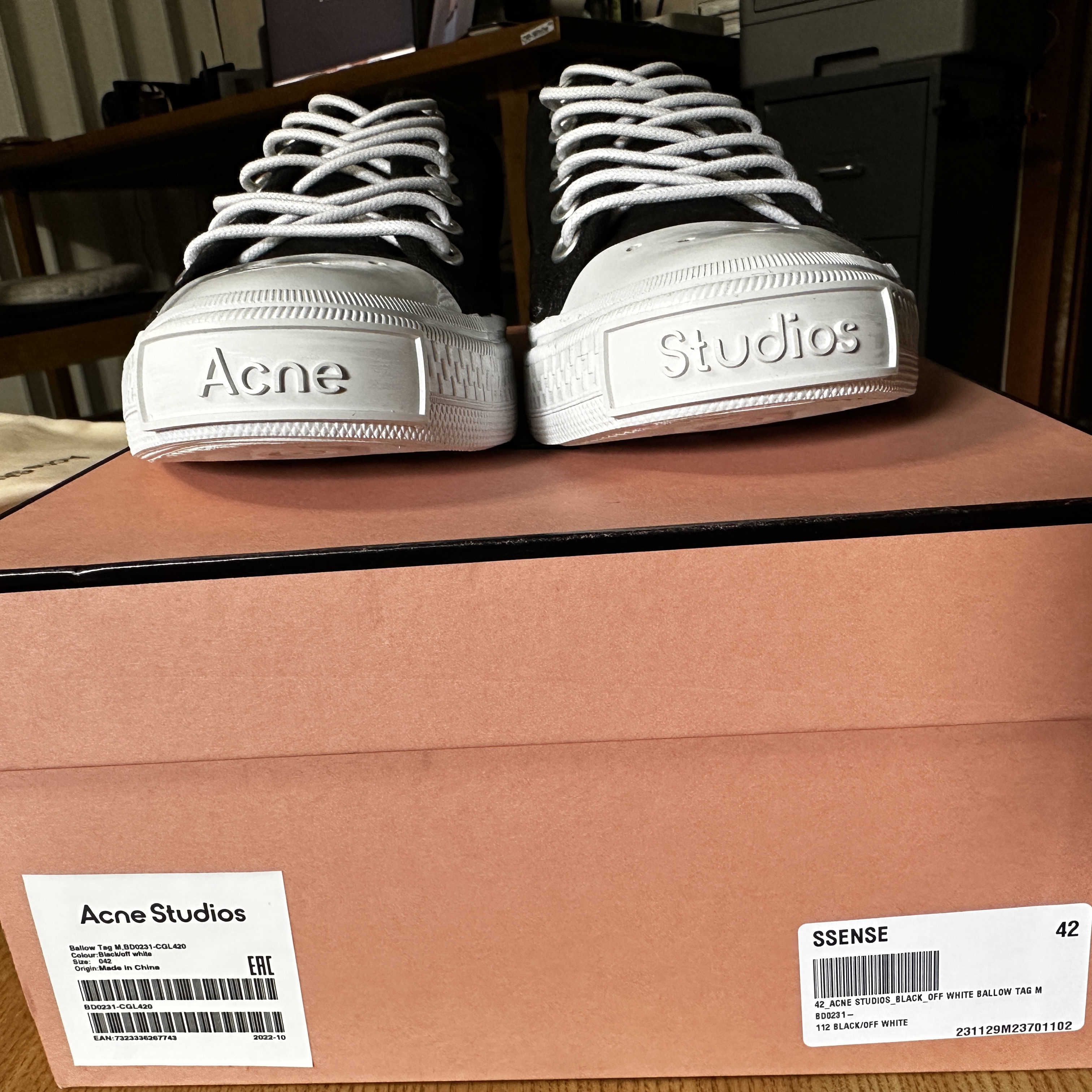 Acne Studios Canvas Sneakers Black Off White 착용 스타일 - 2