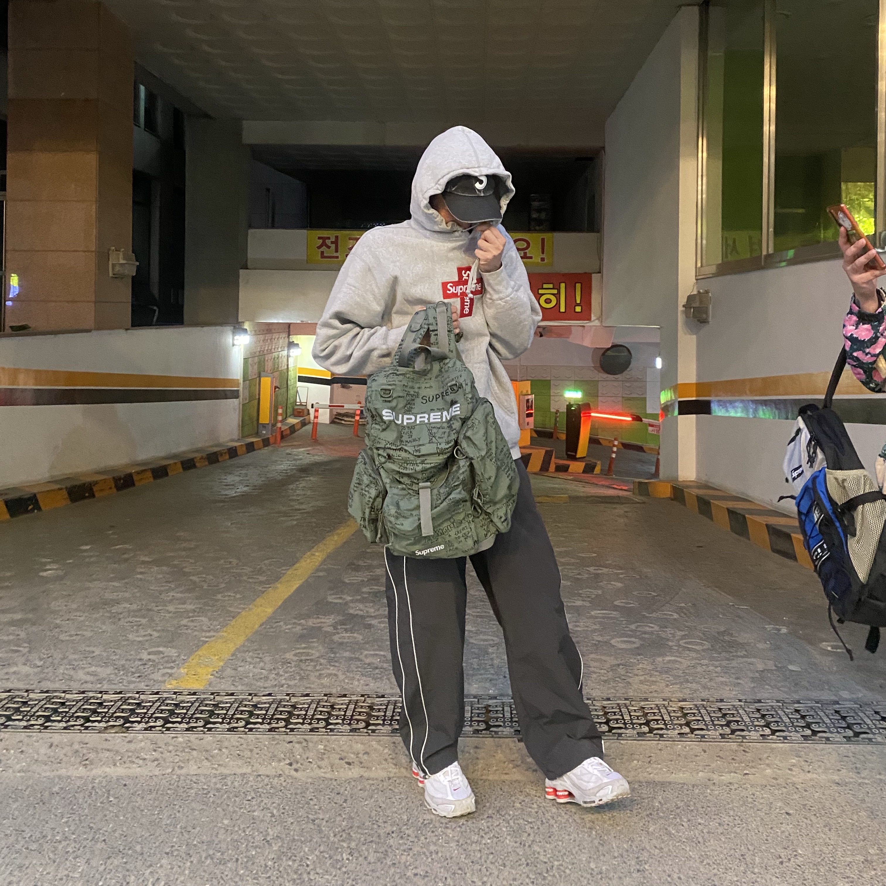 Supreme Cross Box Logo Hooded Sweatshirt Heather Grey - 20FW, Supreme Field Backpack Olive Gonz - 23SS 착용 스타일
