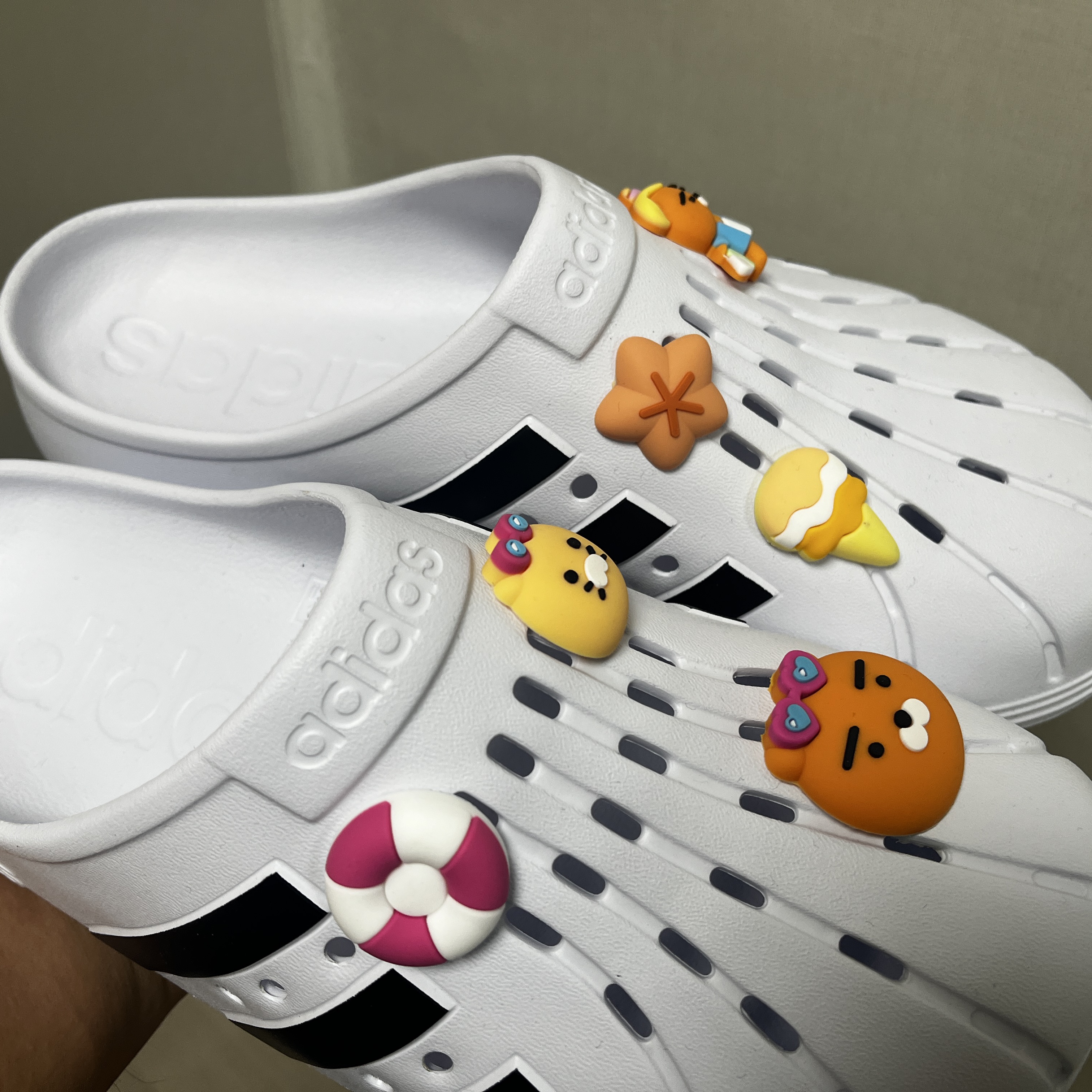 Adidas Adilette Clog White Black 착용 스타일 - 1