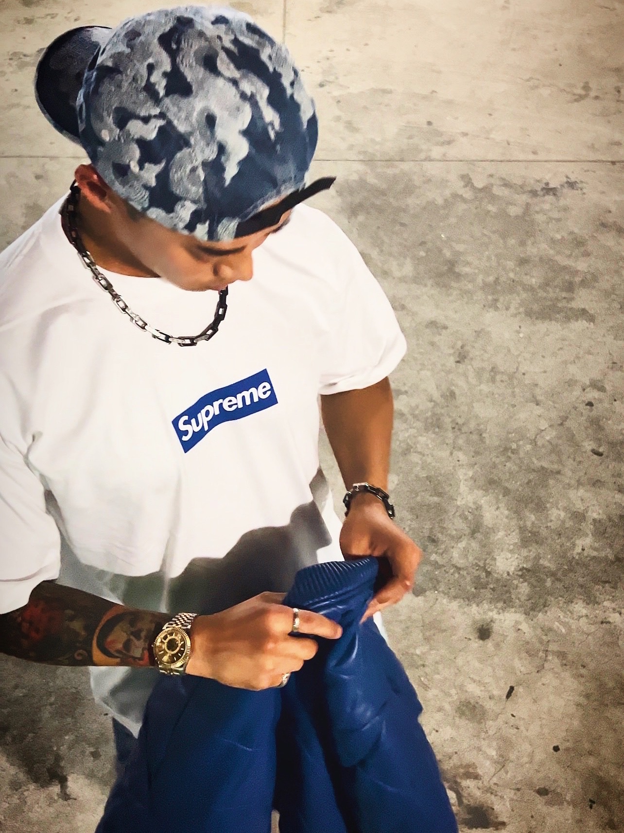 Supreme Flames Jacquard Denim Camp Cap Washed Indigo - 23SS, Supreme Flames Jacquard Baggy Denim Shorts Washed Indigo - 23SS 착용 스타일 - 1