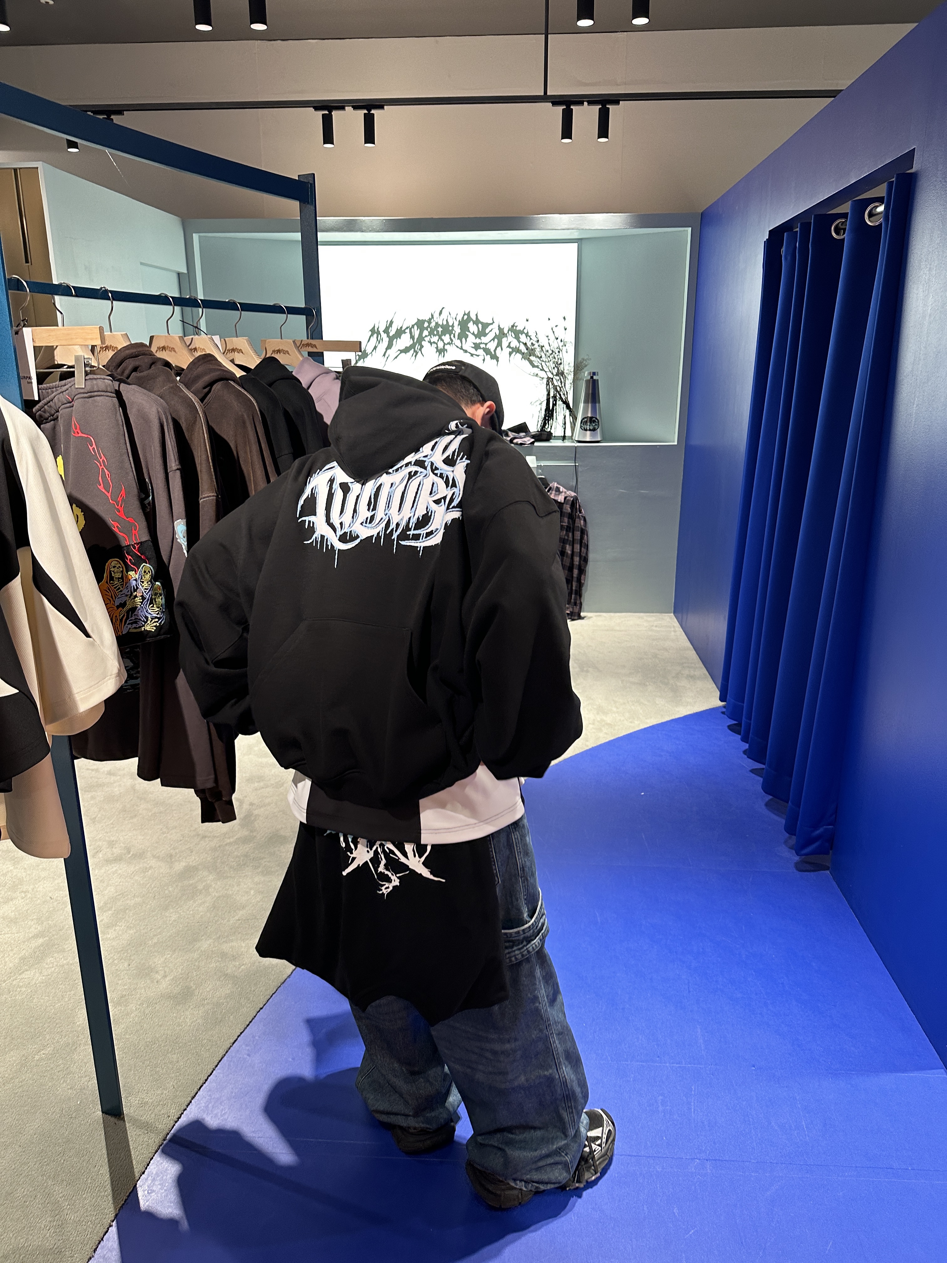 Ourpas 075 Glitter Logo Hoodie 착용 스타일 - 2