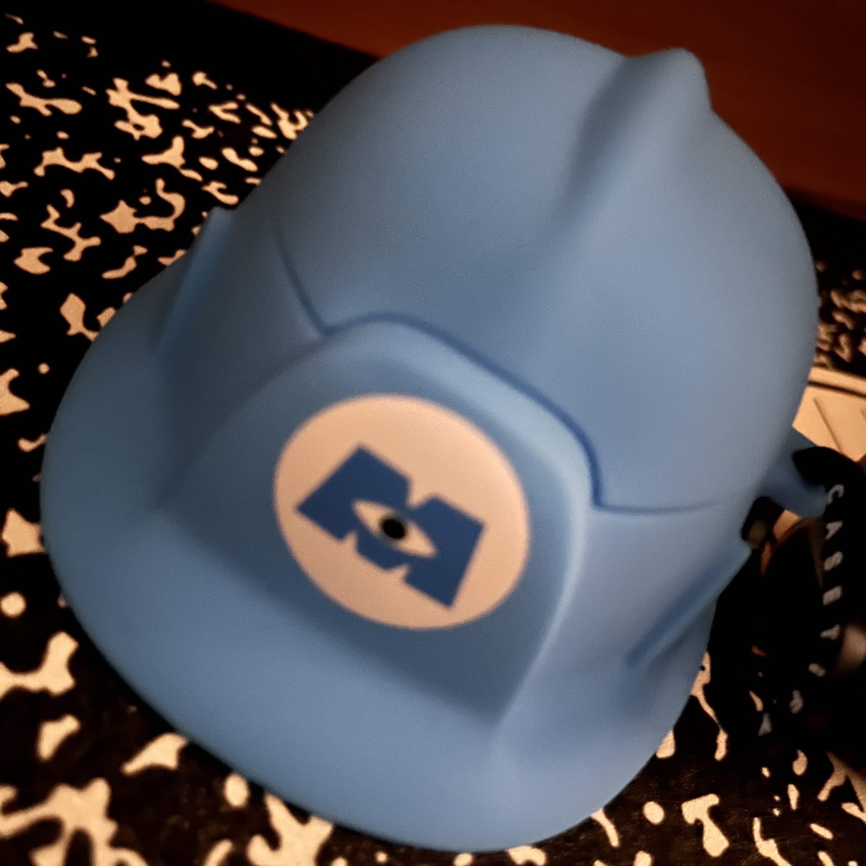 Casetify x Disney Pixar Monsters, Inc. Collectible Hard Hat AirPods Pro Case 착용 스타일