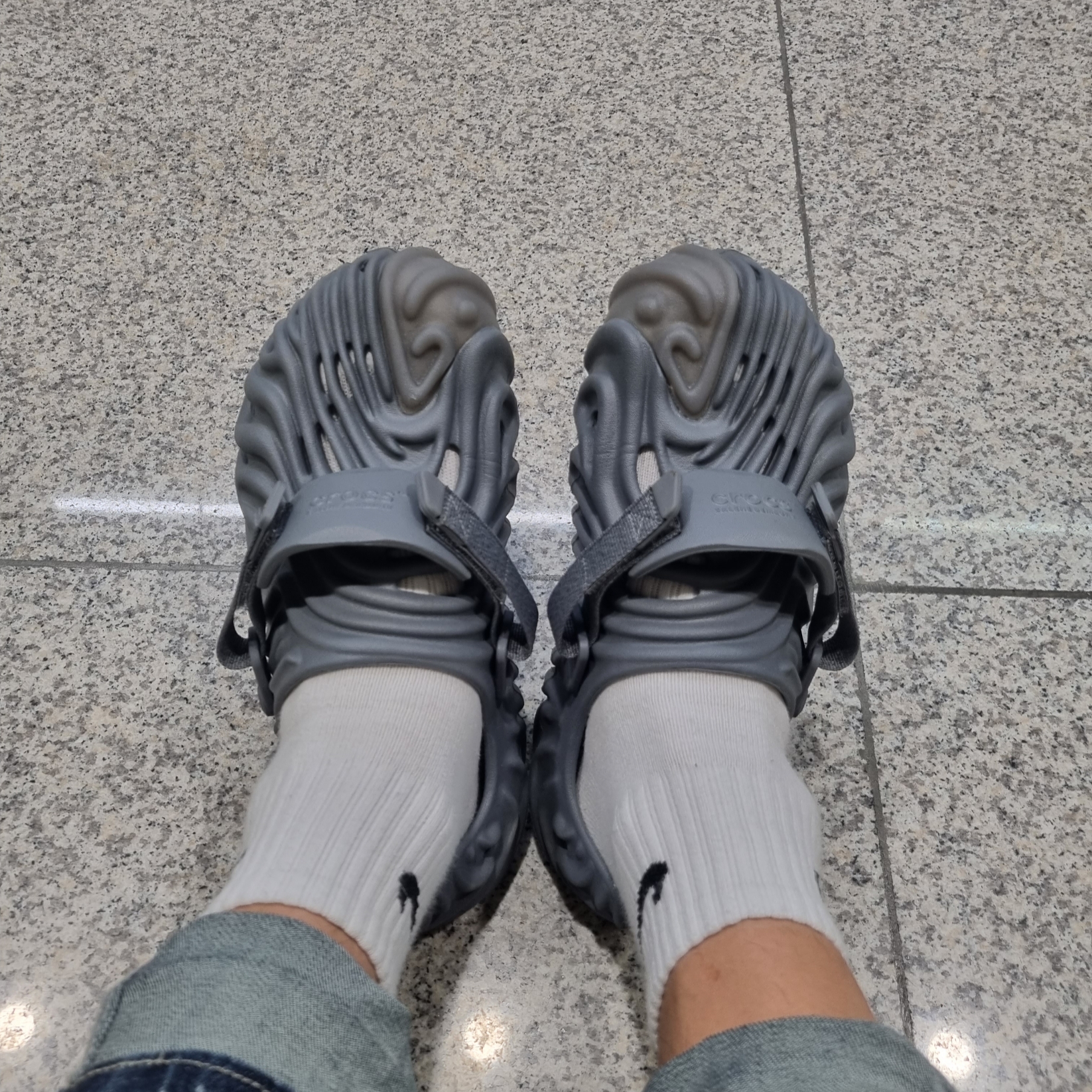 Crocs x Salehe Bembury Pollex Clog Niagara 착용 스타일