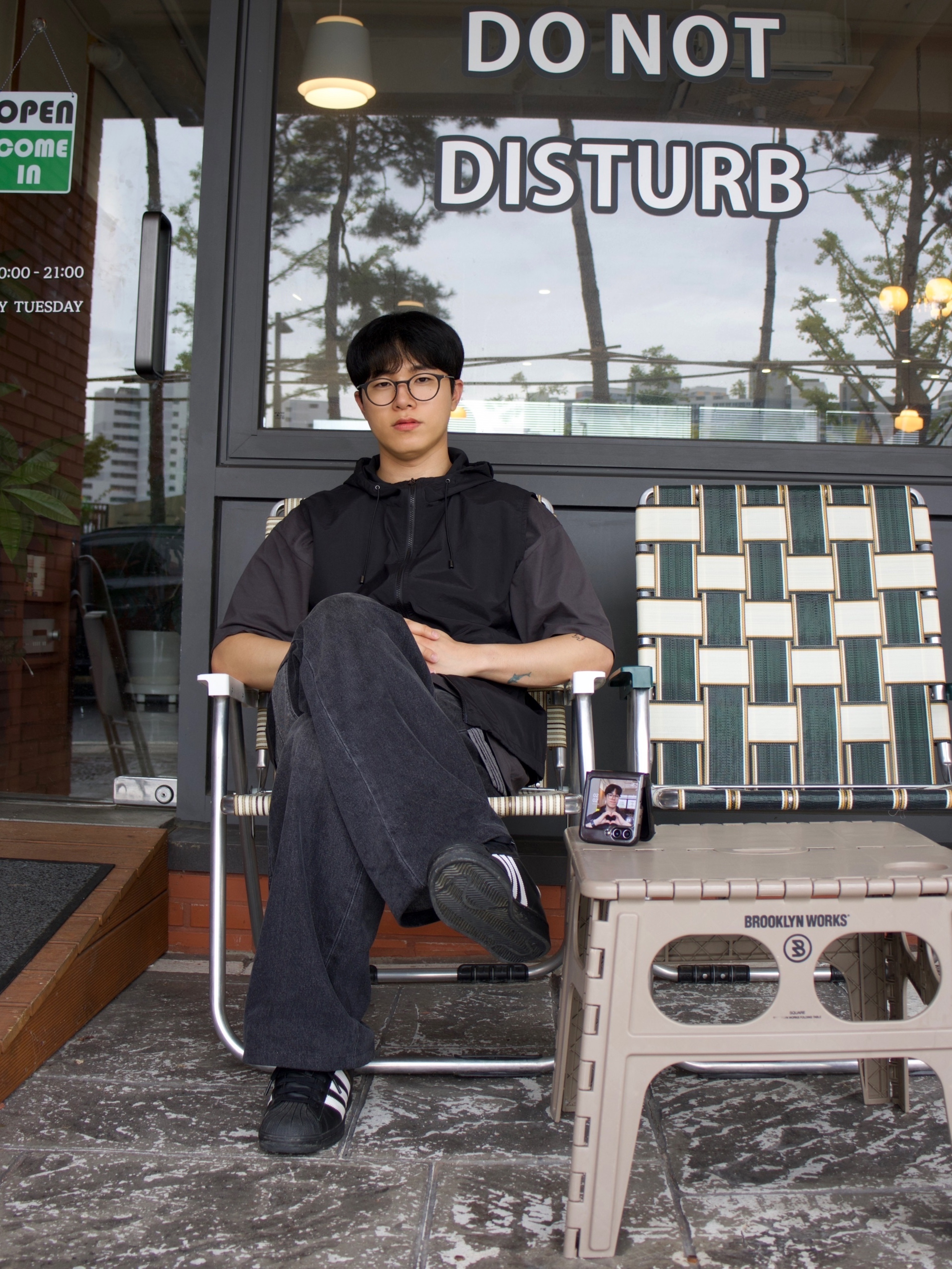 Adidas Superstar Core Black White, Samsung Galaxy Z Flip5 256GB Graphite (Korean Ver.) 착용 스타일 - 3