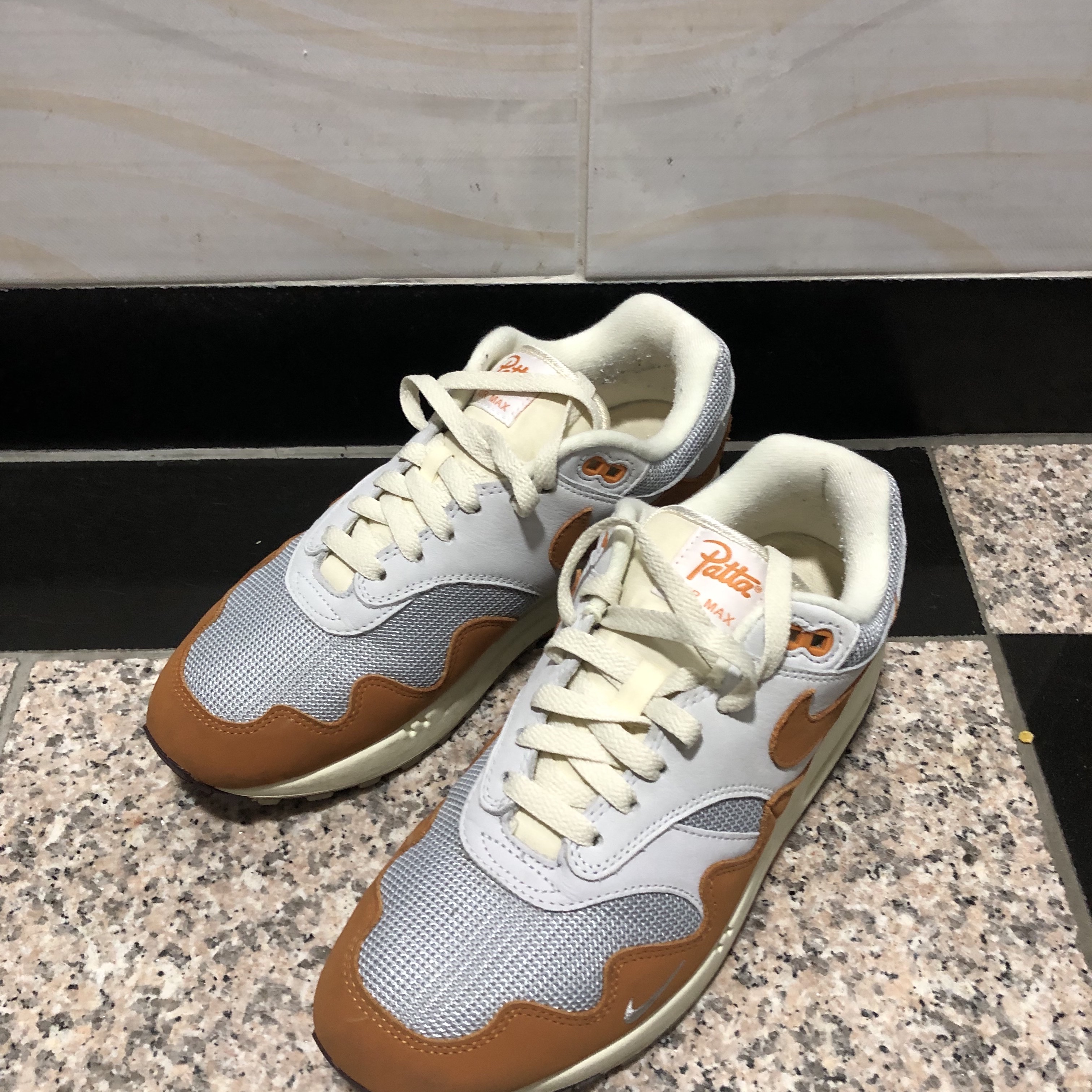 Nike x Patta Air Max 1 Monarch 착용 스타일