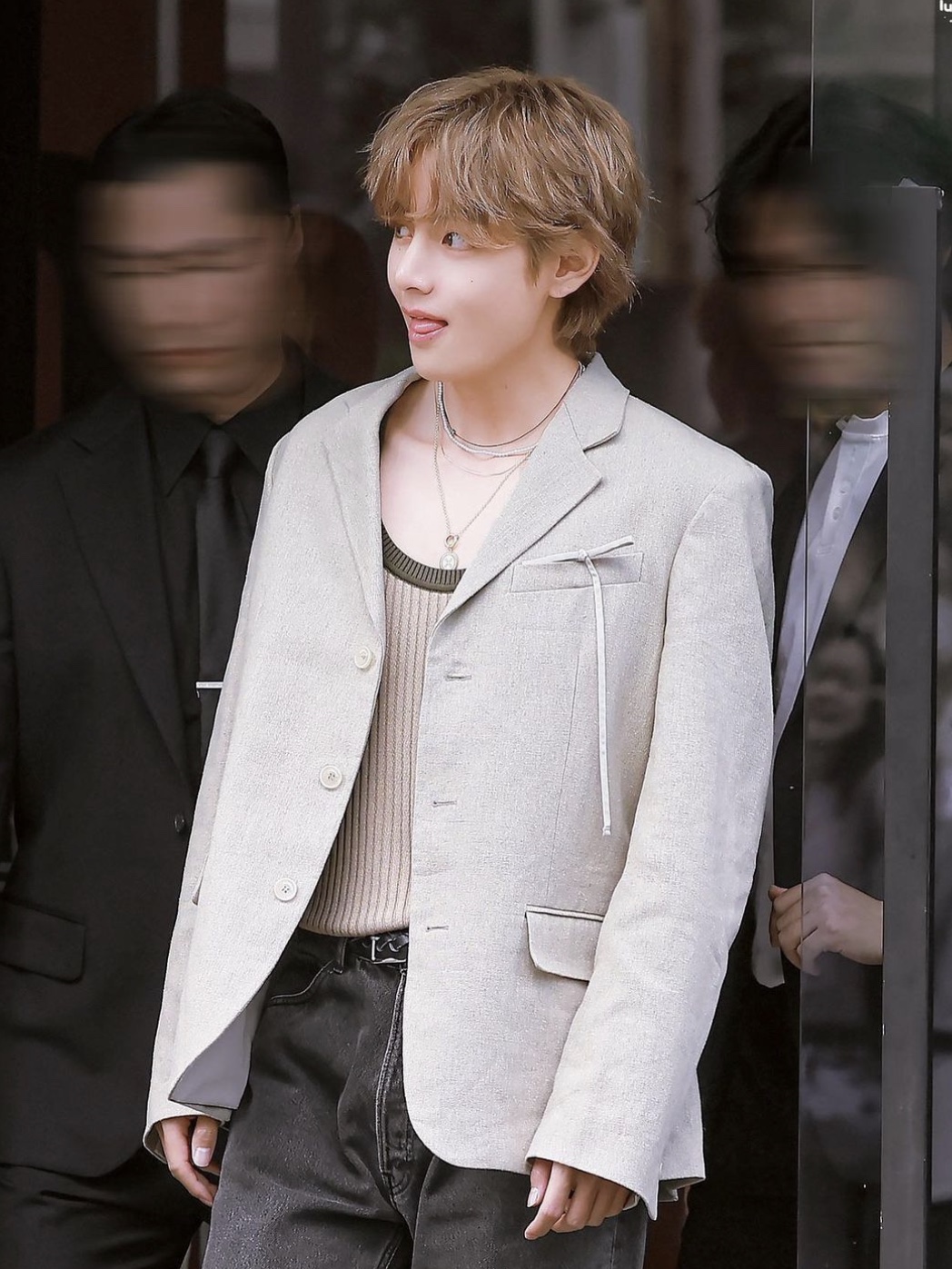 Jacquemus La Veste Feijoa Three-Button Blazer Light Beige, Jacquemus La Veste Feijoa Three-Button Blazer Beige 착용 스타일 - 1