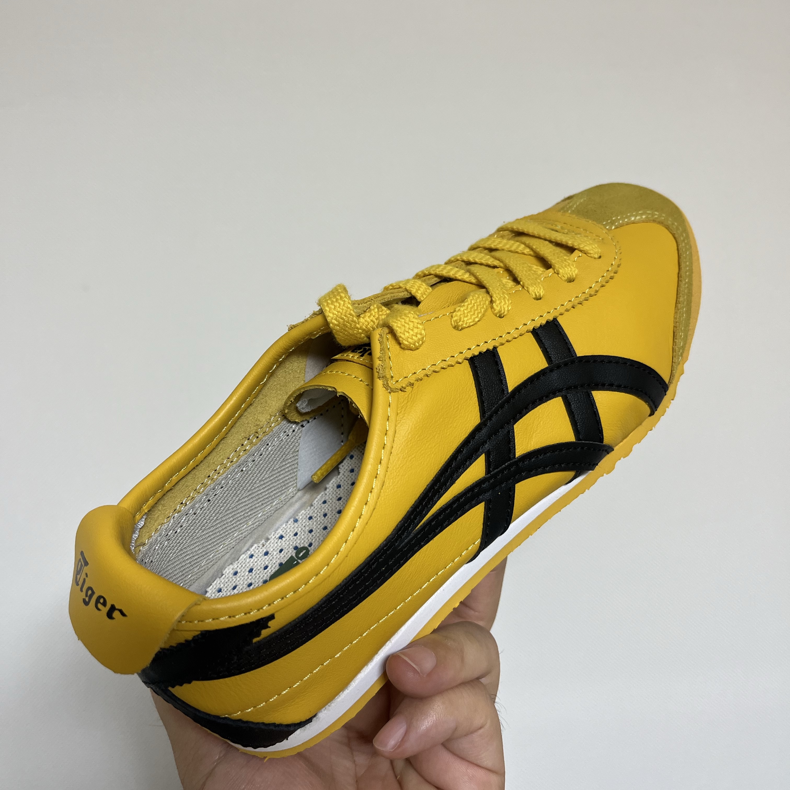Onitsuka Tiger Mexico 66 Yellow Black 착용 스타일 - 2