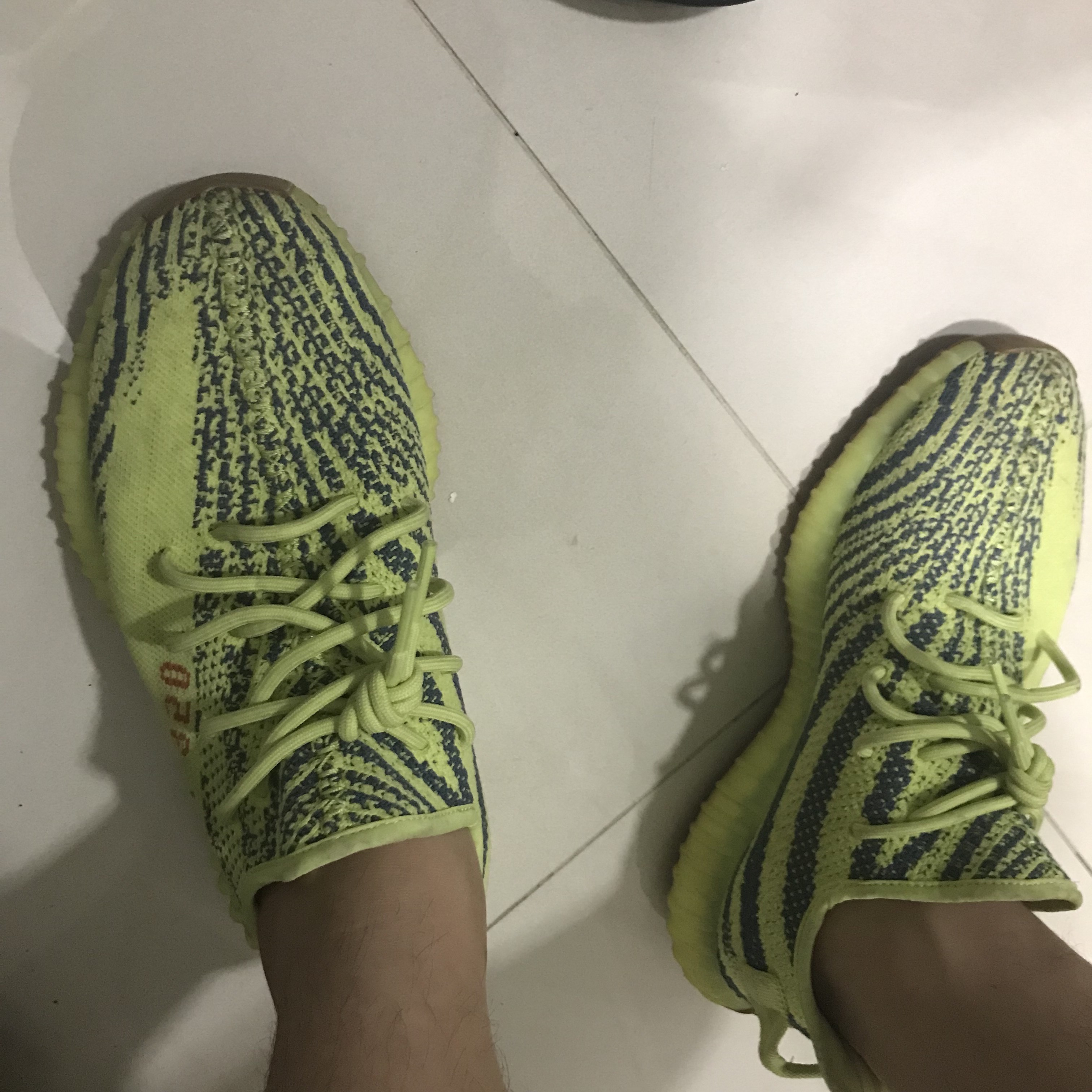 Adidas Yeezy Boost 350 V2 Semi Frozen Yellow 착용 스타일