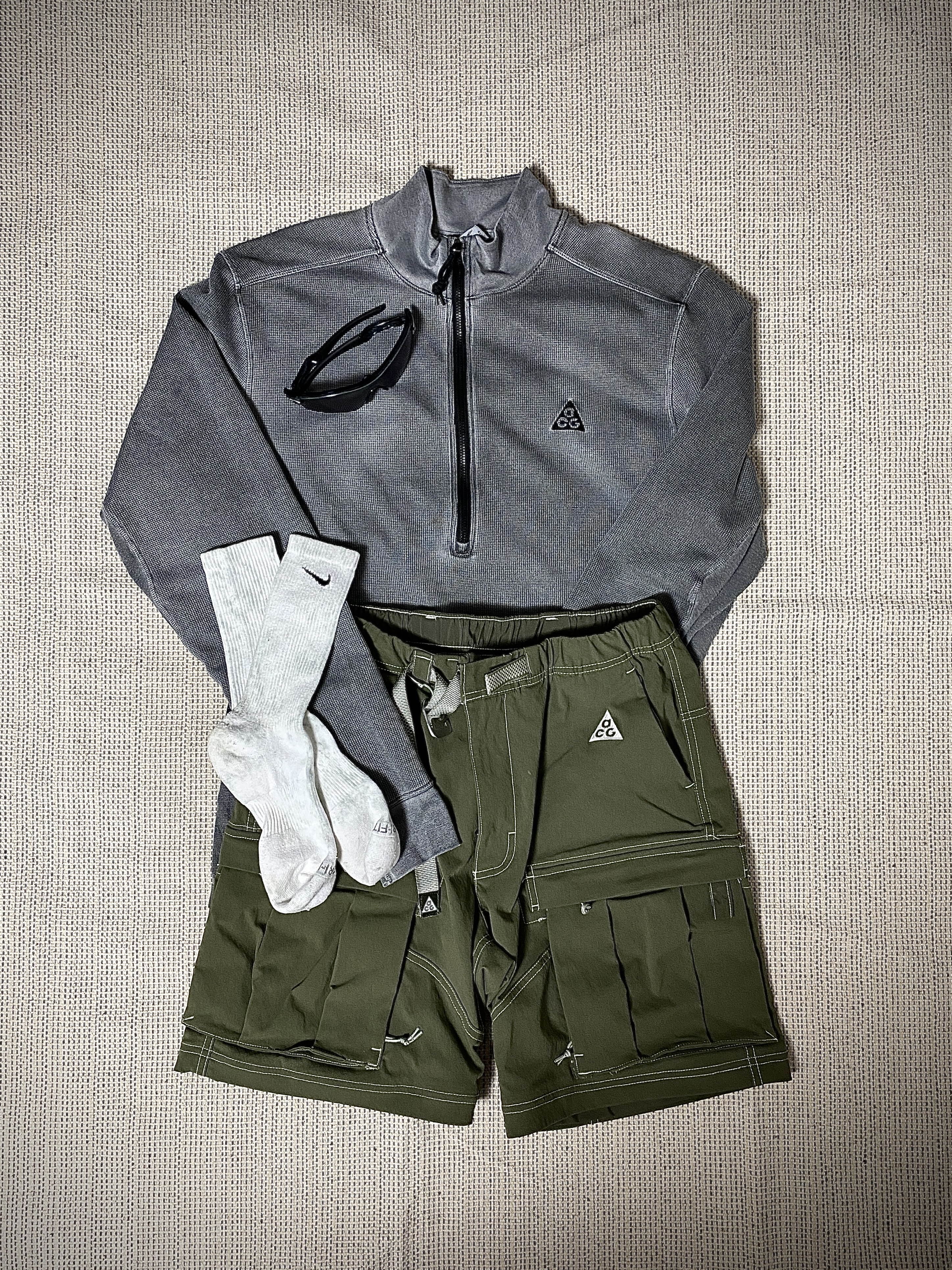 Nike NRG Dri-Fit ACG ADV Steeple Rock Half Zip Base Layer Black - Asia, Nike ACG Smith Summit Cargo Pants Medium Olive - Asia 착용 스타일 - 3