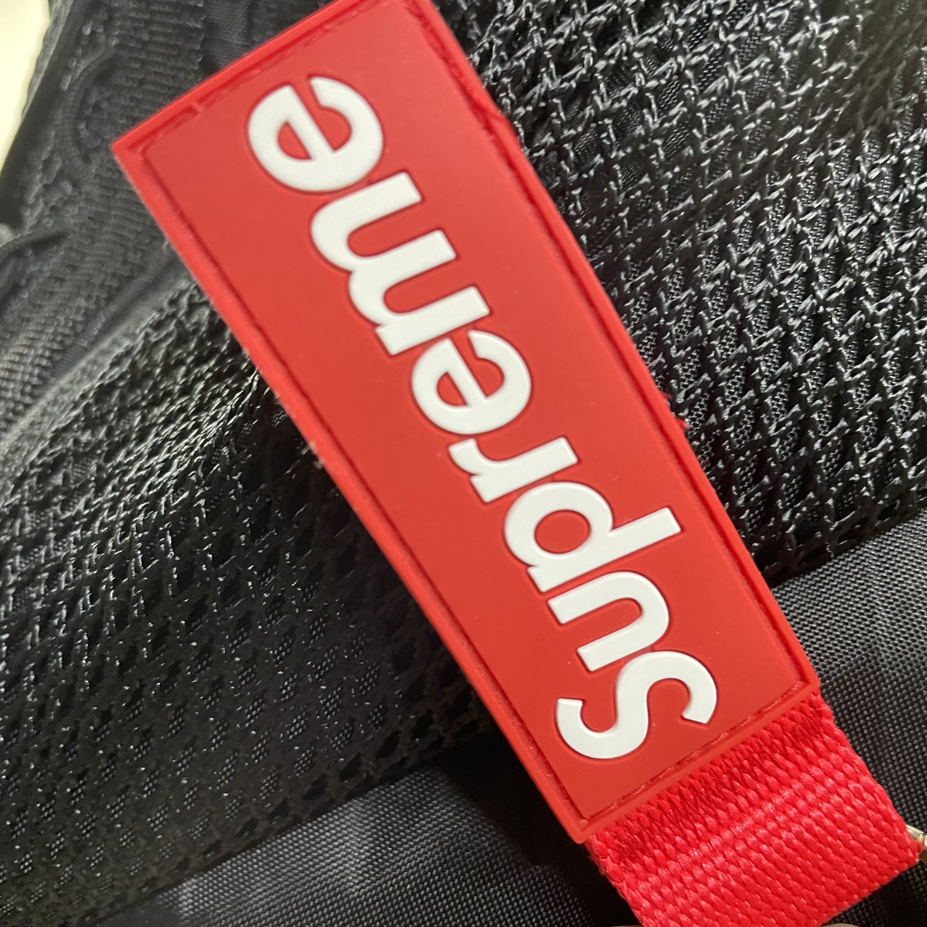 Supreme Webbing Keychain Red - 23SS 착용 스타일