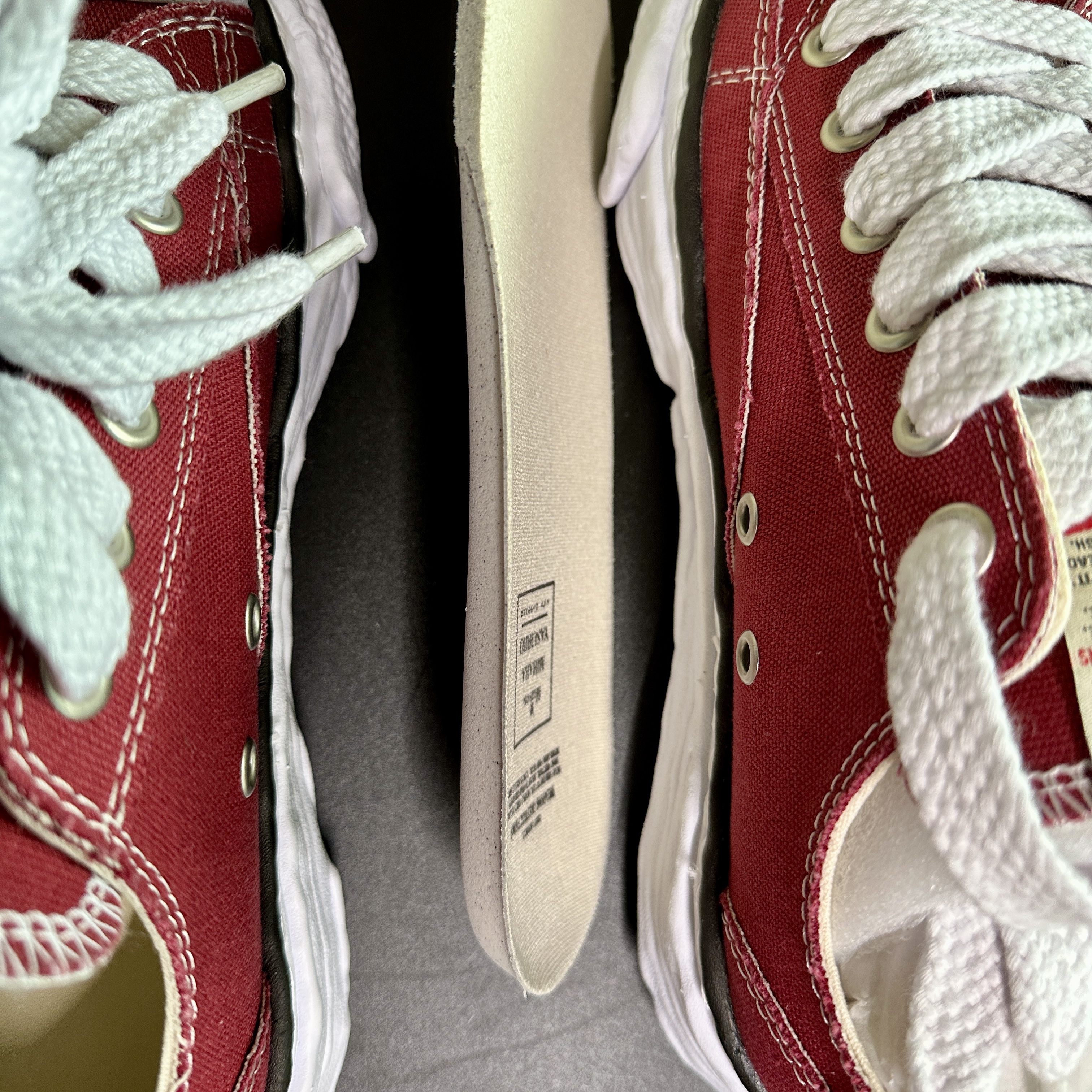 Maison Mihara Yasuhiro Peterson23 OG Sole Canvas Low-top Sneakers Bordeaux 착용 스타일 - 4
