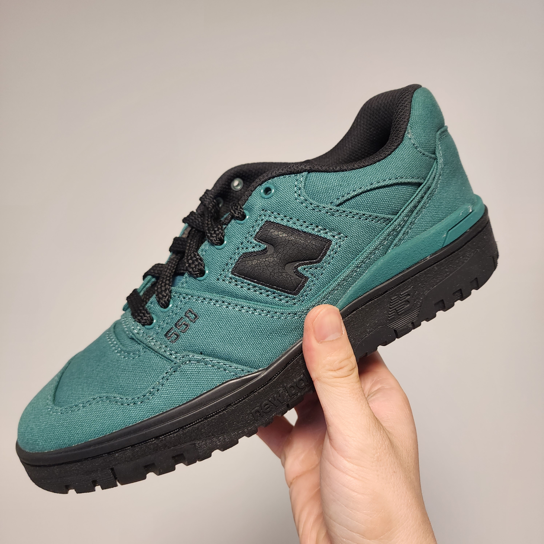 New Balance x Thisisneverthat 550 Green Black 착용 스타일 - 1