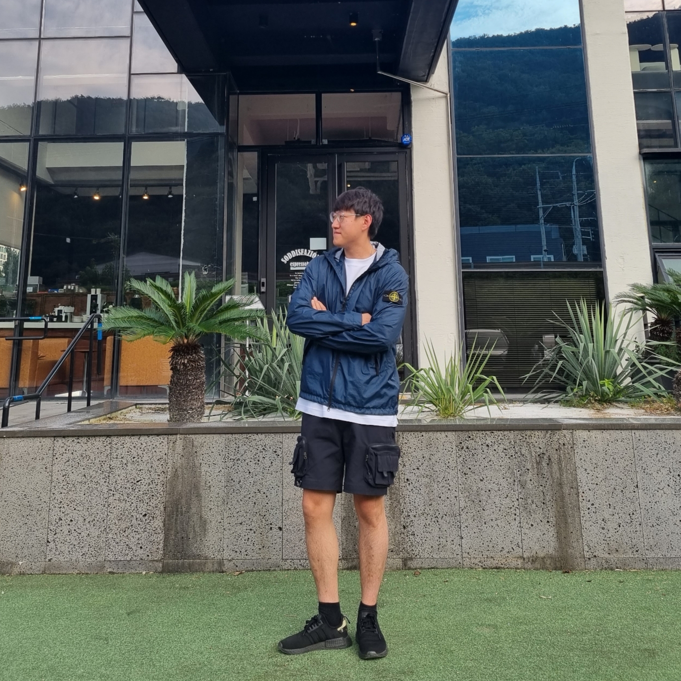 Adidas NMD R1 Japan Triple Black, Nike ACG Cargo Shorts Black - Asia 착용 스타일