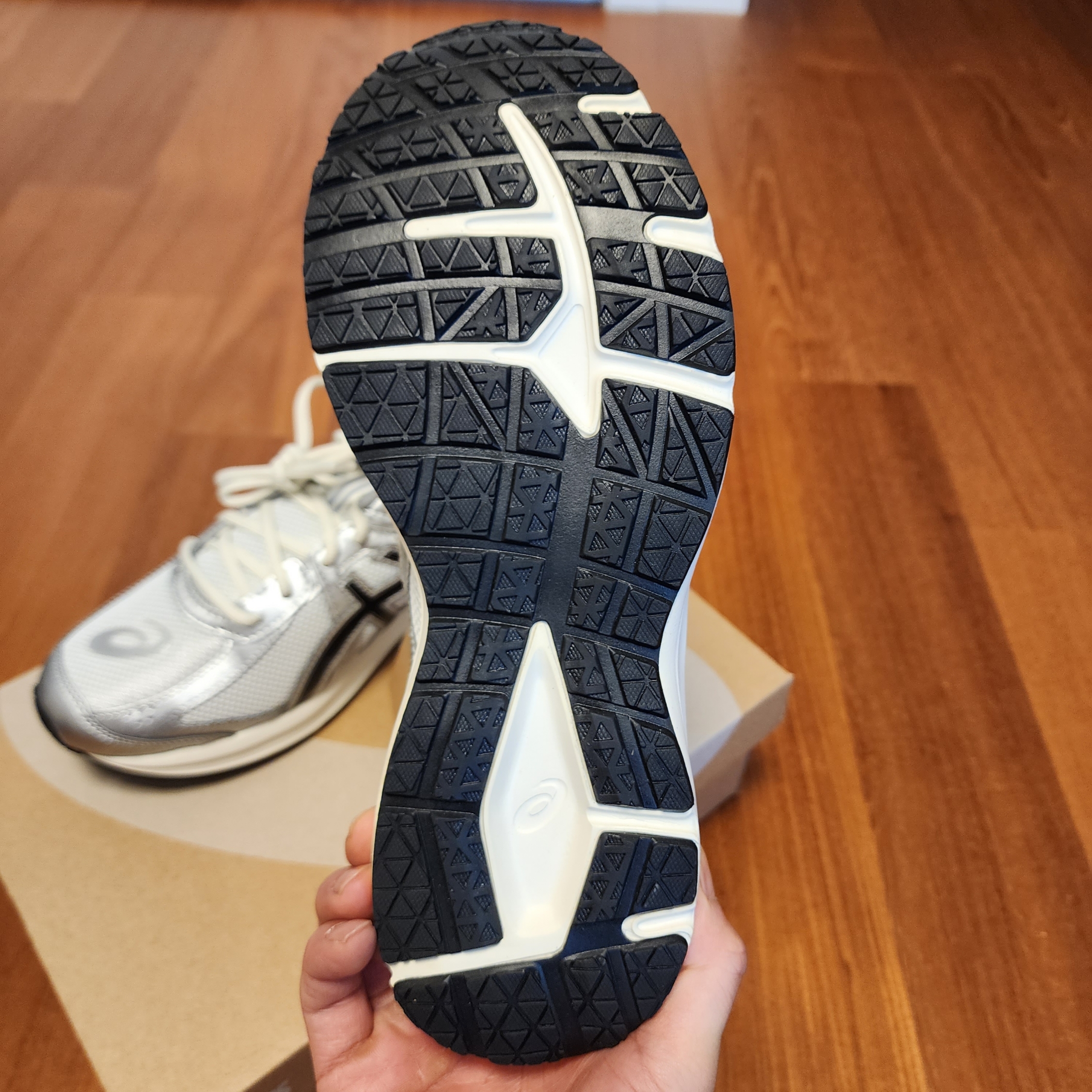 Asics Jog 100 S White Black - 2E Wide 착용 스타일 - 5