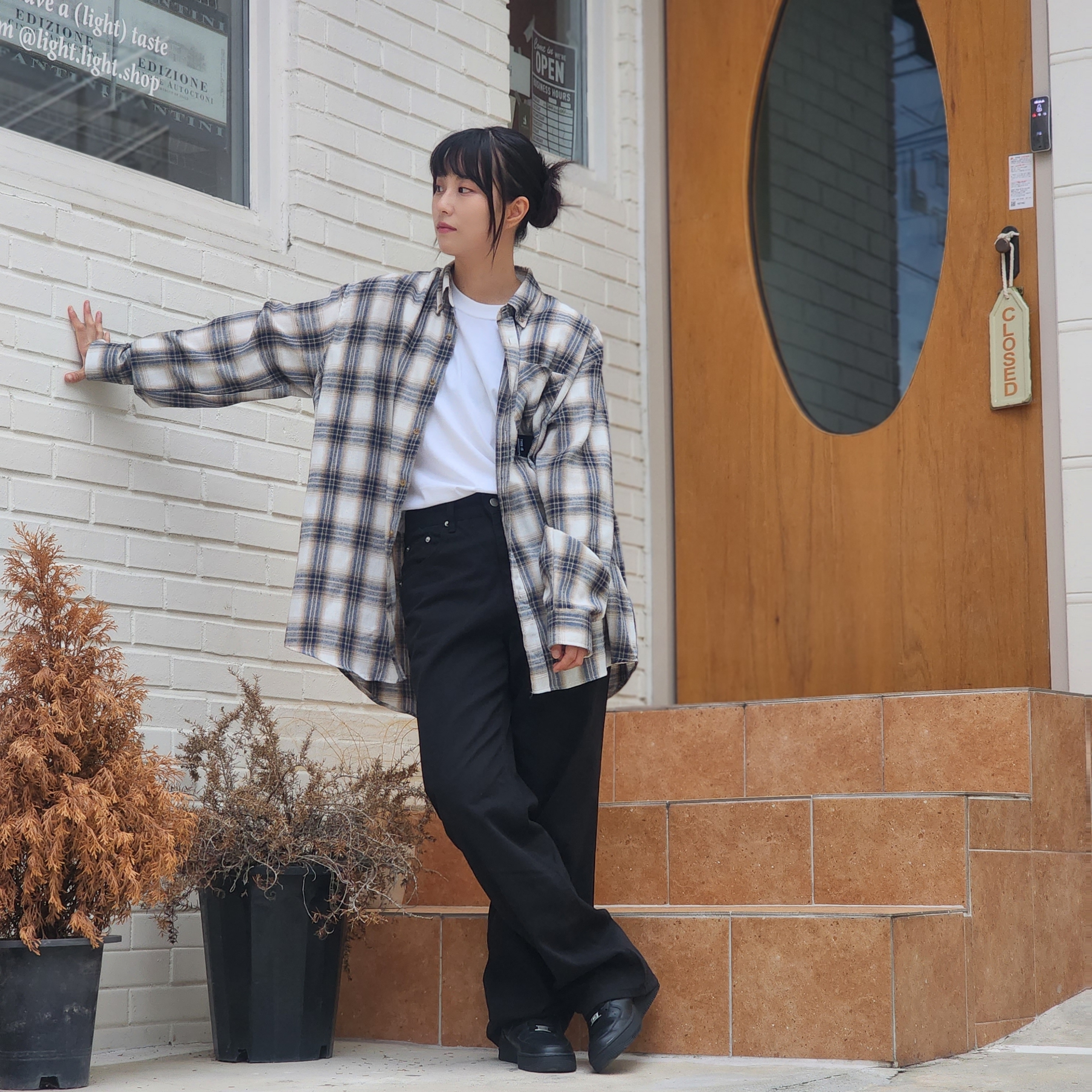 Nike Air Force 1 '07 Low Triple Black, (W) Nike Air Force 1 '07 Low Triple Black 착용 스타일 - 1