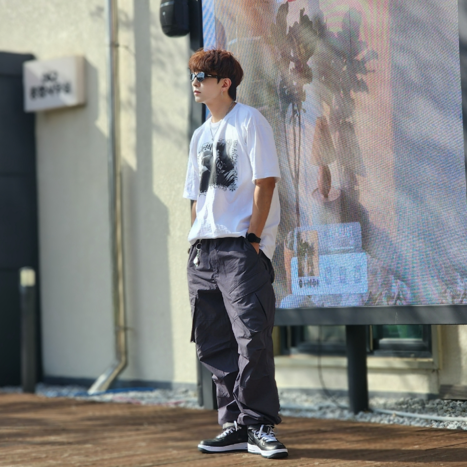 Nike x Stussy Air Force 1 '07 Mid SP Black, Stussy x Gang Starr Take It Personal T-Shirt White 착용 스타일 - 5
