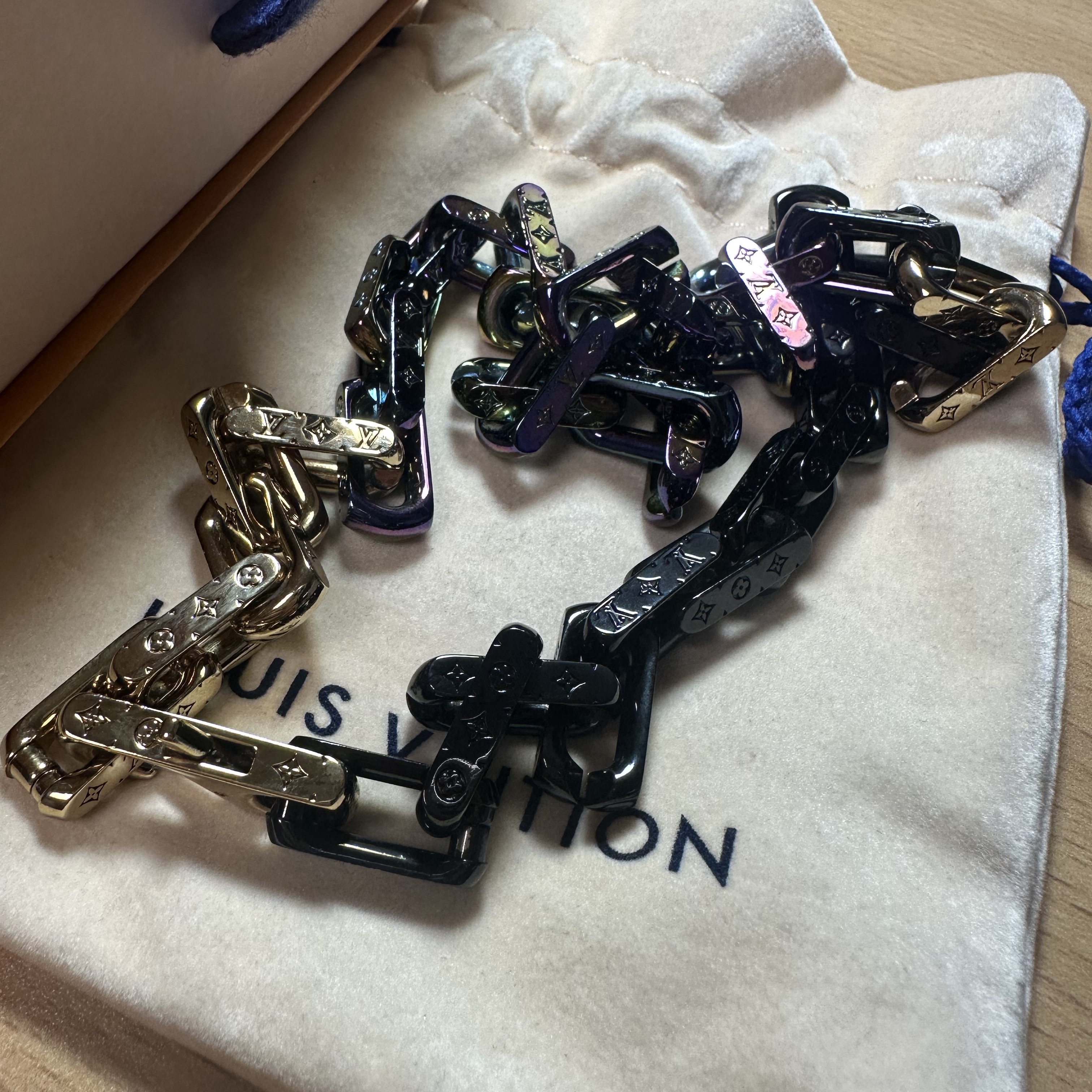 Louis Vuitton Monogram Chain Necklace Matte Black Pink Gold 착용 스타일