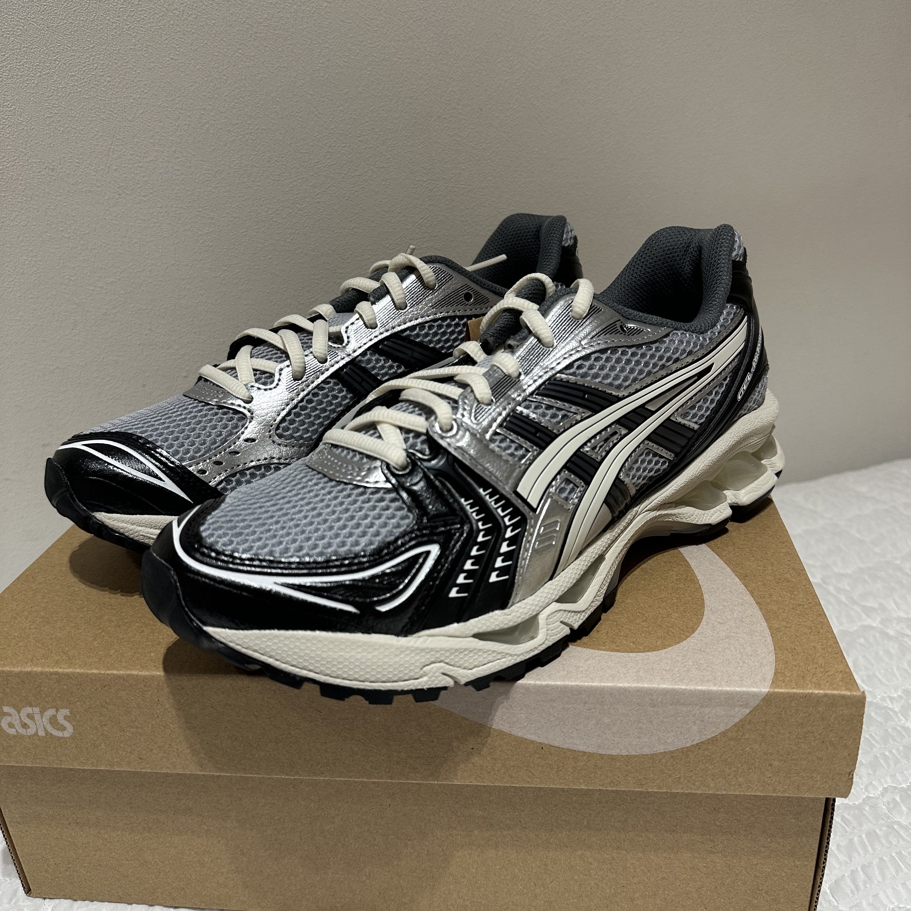 Asics Gel-Kayano 14 Black Glacier Grey 착용 스타일
