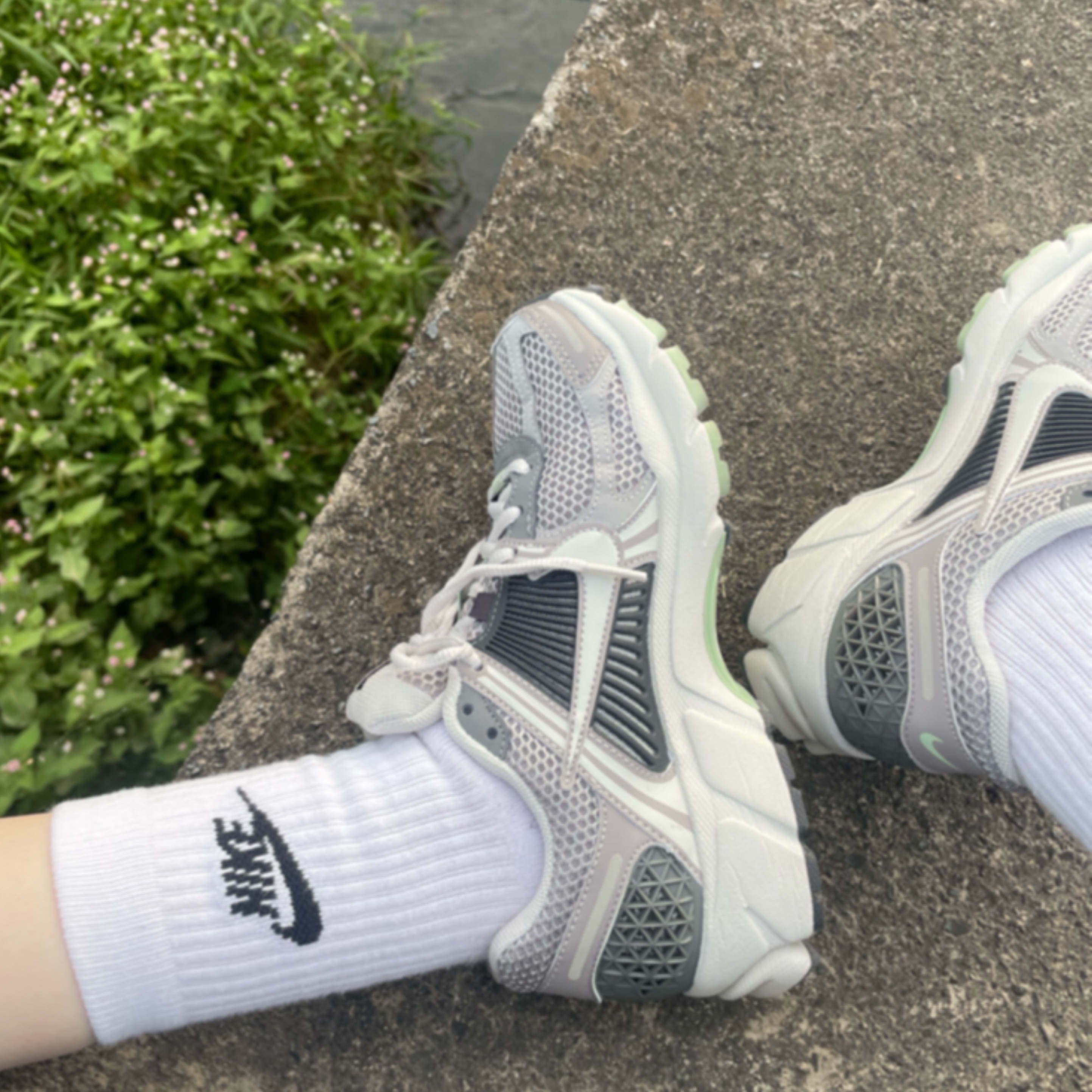 (W) Nike Zoom Vomero 5 Cobblestone and Flat Pewter 착용 스타일