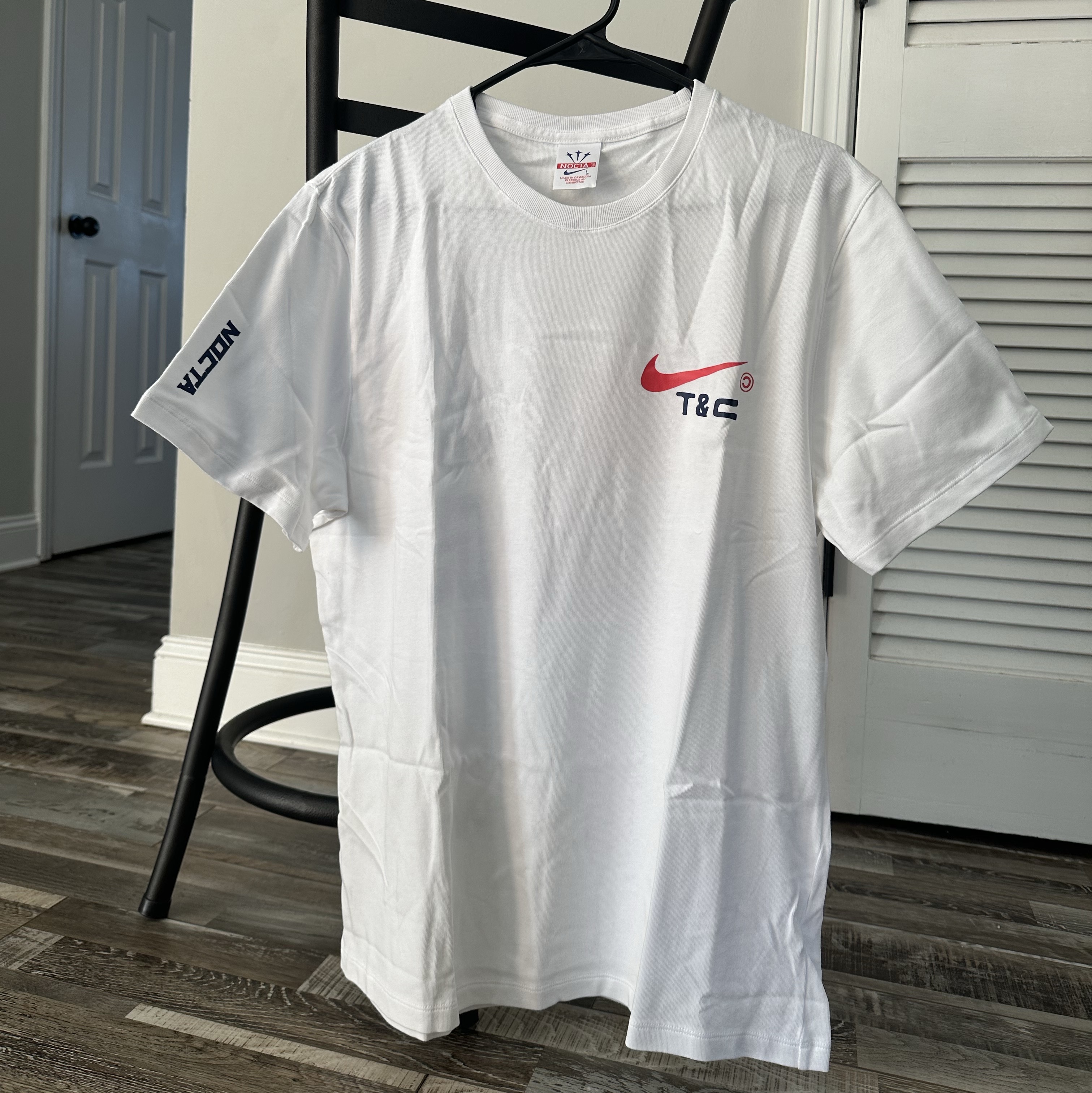 Nike x Drake Nocta x Cactus Plant Flea Market Souvenir Cactus T-Shirt White (DR2630-100), Nike x Drake Nocta x Cactus Plant Flea Market Souvenir Cactus T-Shirt White (DR2631-100) 착용 스타일 - 1