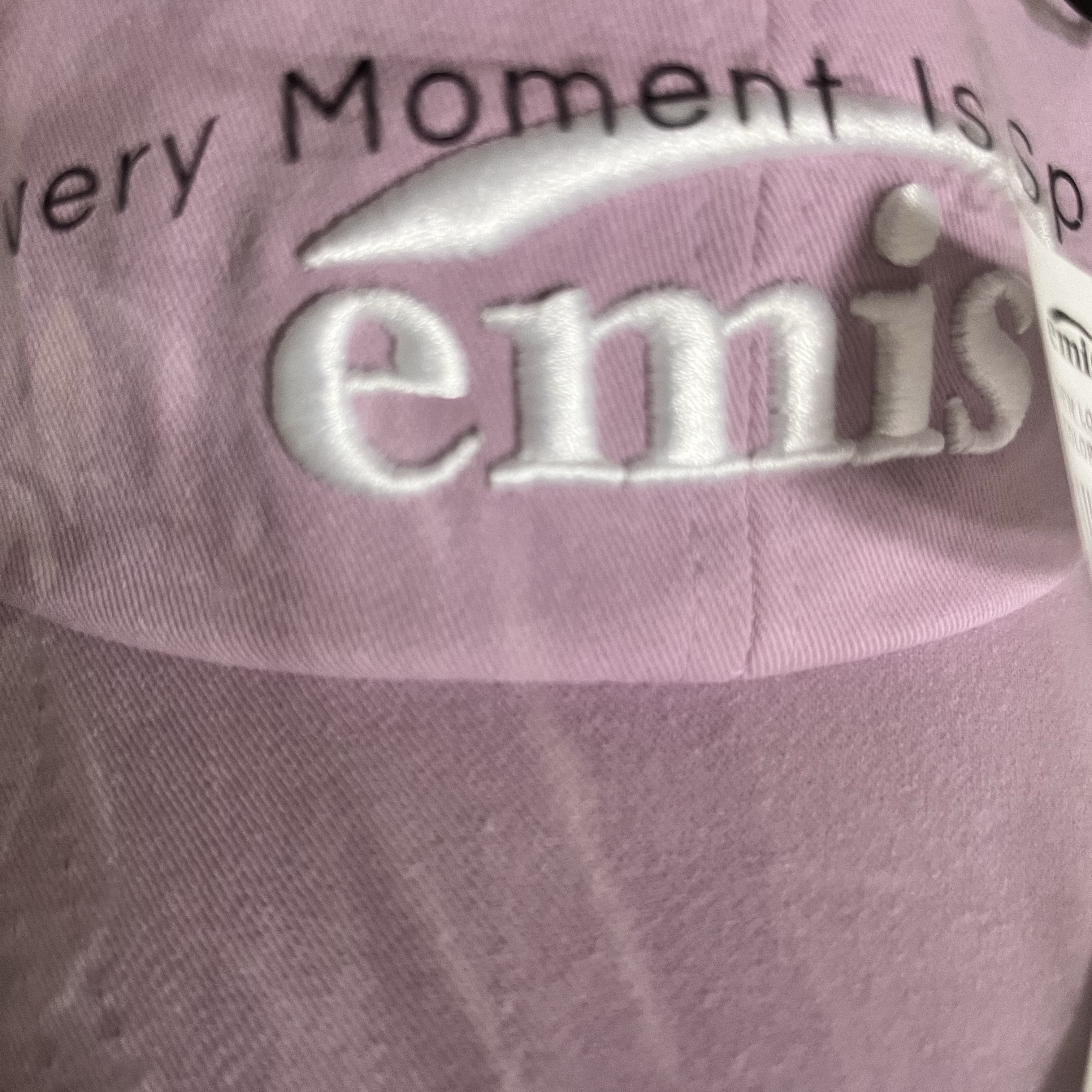Emis New Logo Ball Cap Light Purple 착용 스타일