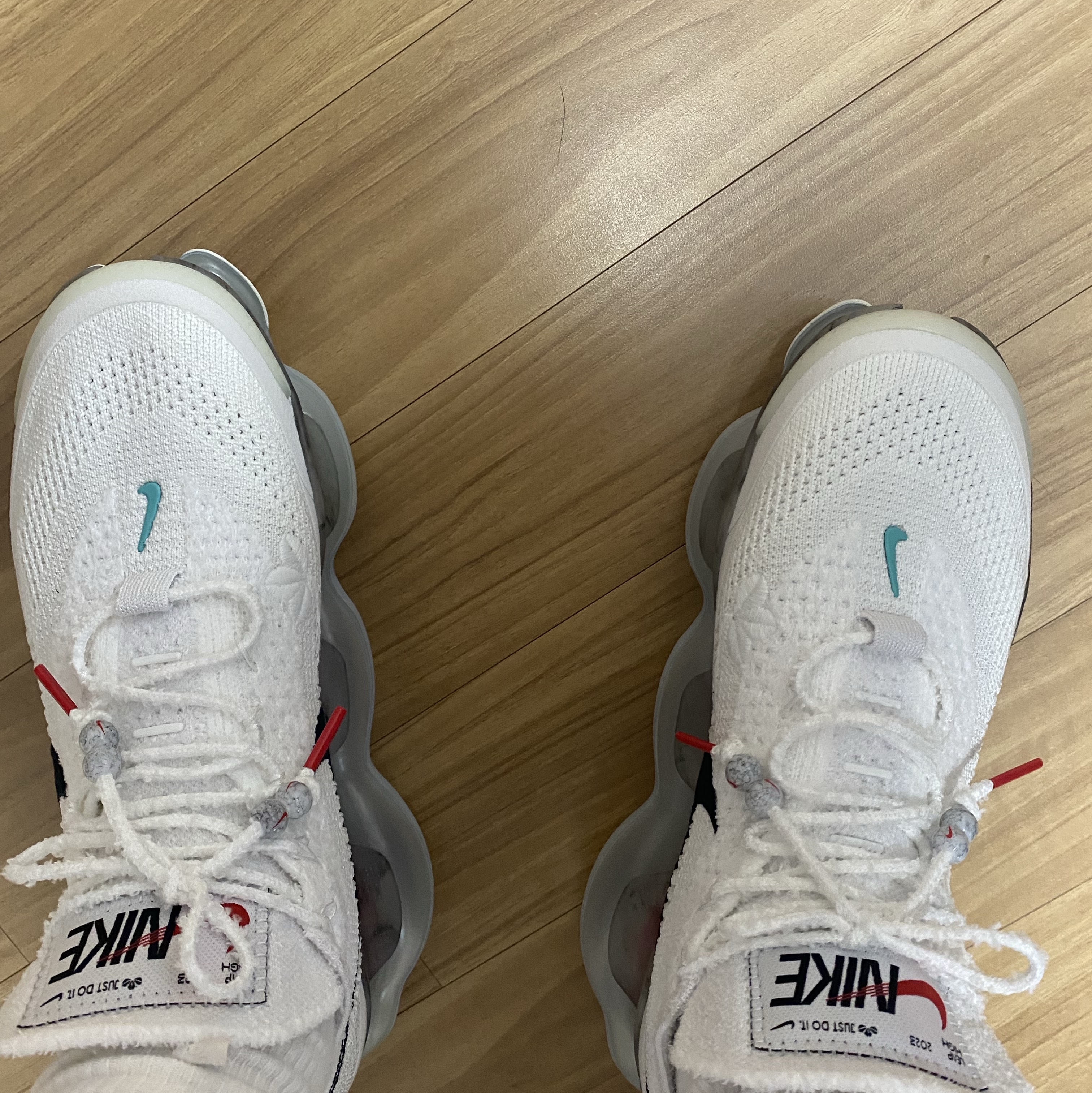 Nike Air Max Scorpion Flyknit Summit White 착용 스타일 - 1