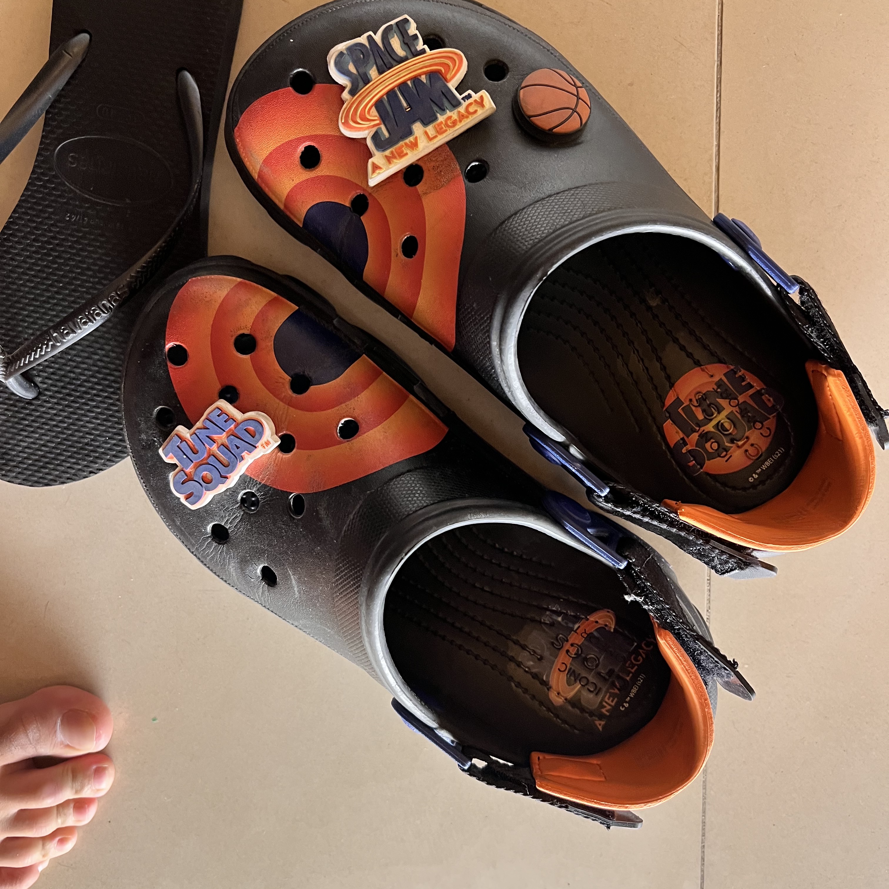 Crocs x Space Jam 2 Classic Clog Black 착용 스타일