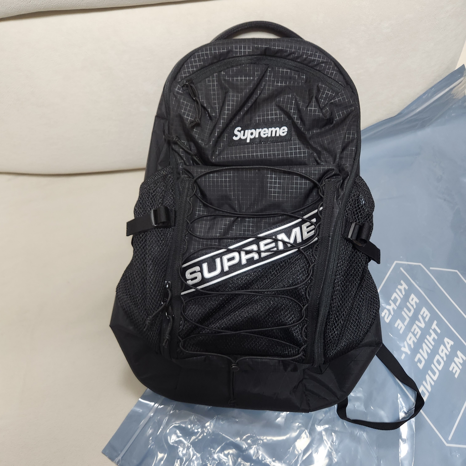 Supreme Backpack Black - 23FW 착용 스타일