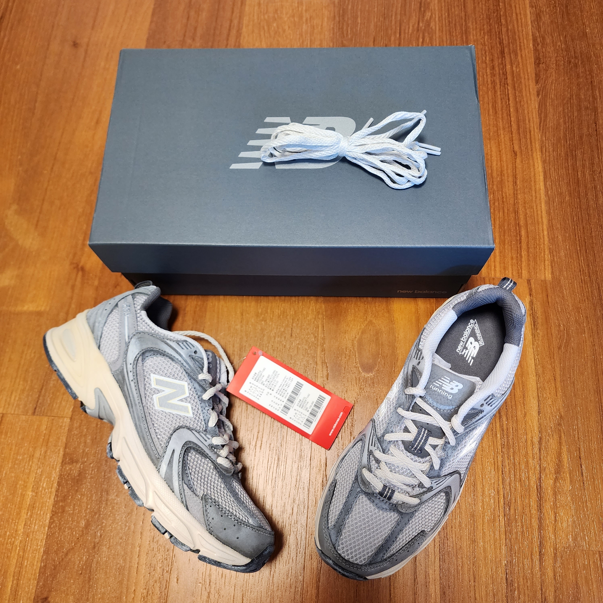 New Balance 530 Premium Vintage Grey Matter 착용 스타일 - 2