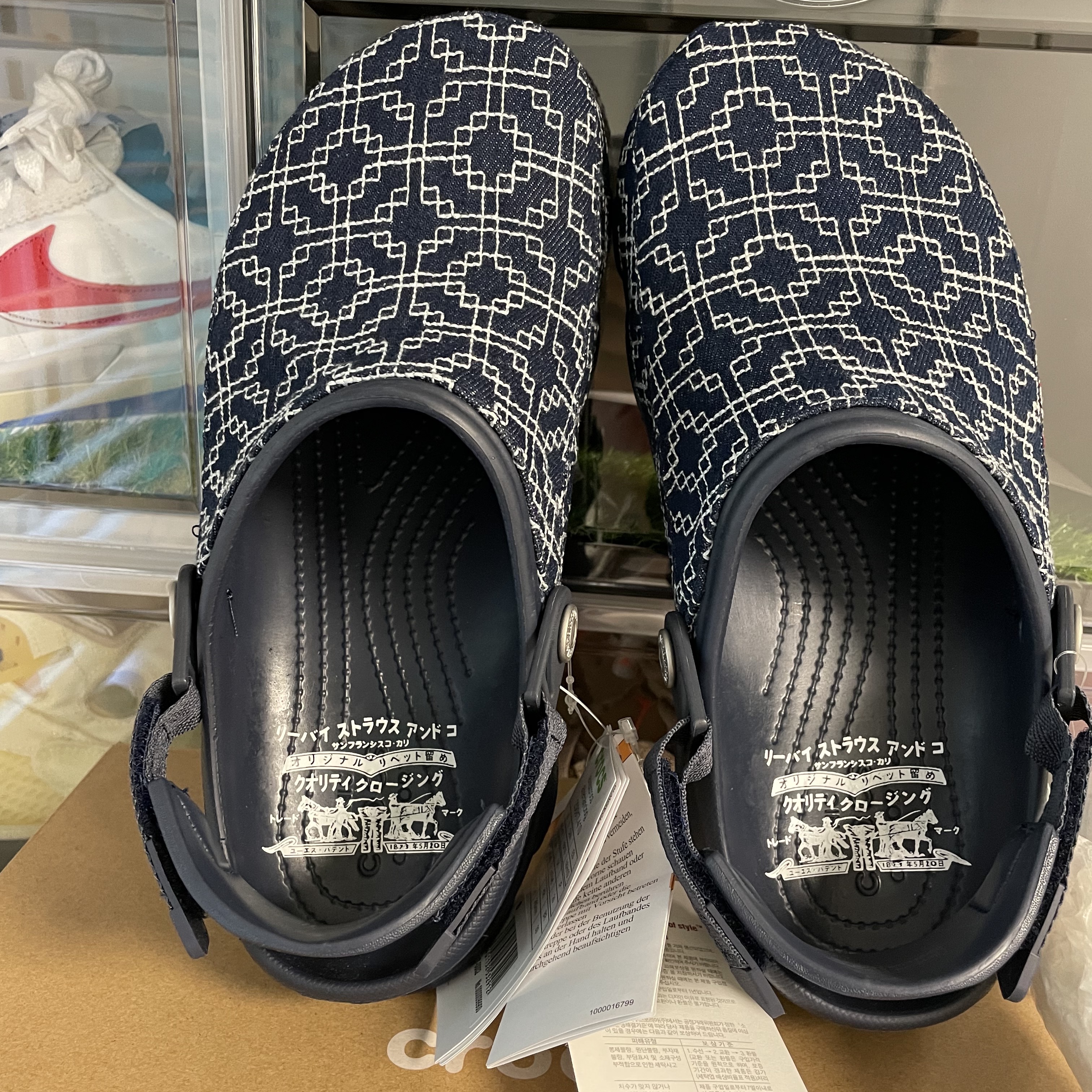 Crocs x Levi's All Terrain Clog Navy 착용 스타일 - 1