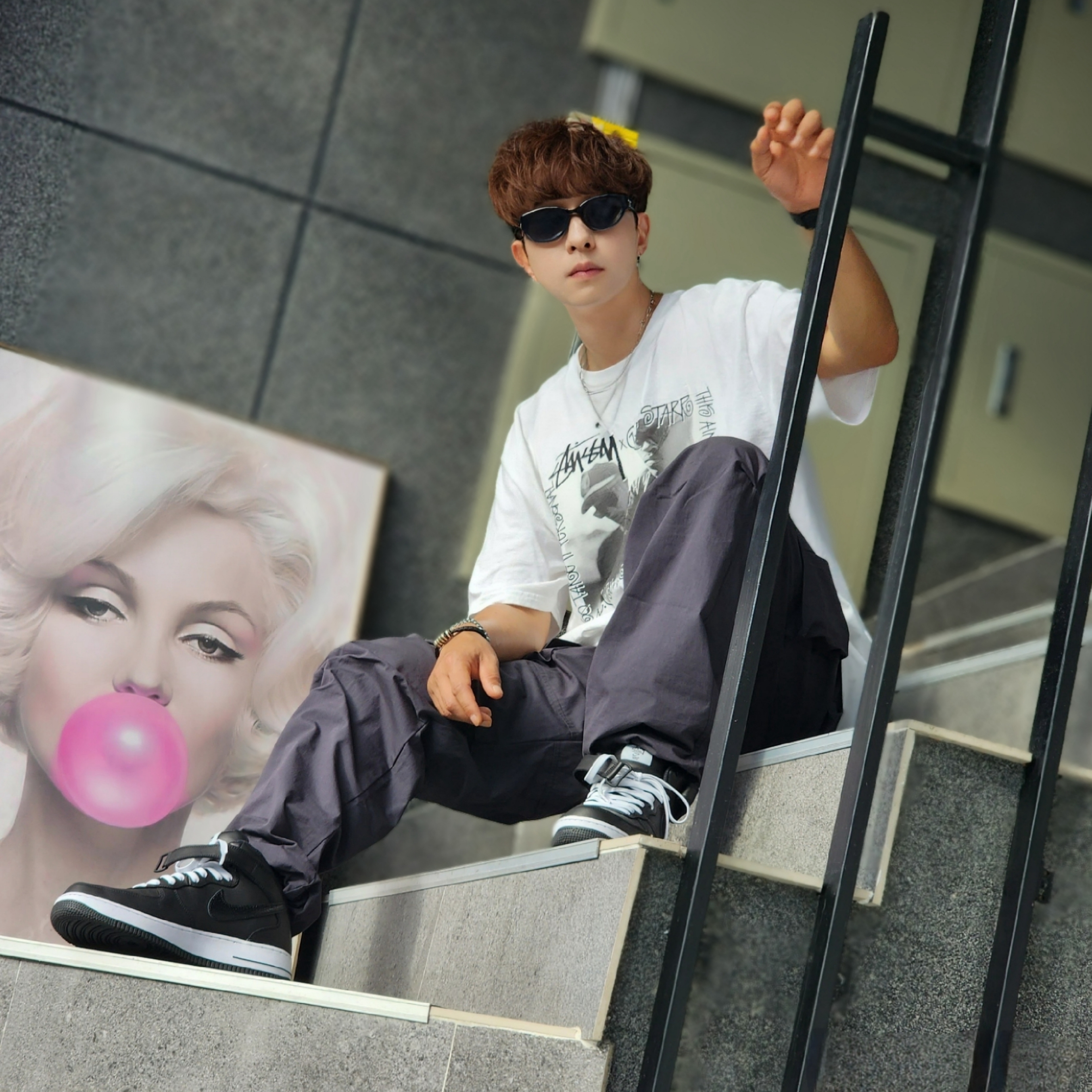 Nike x Stussy Air Force 1 '07 Mid SP Black, Stussy x Gang Starr Take It Personal T-Shirt White 착용 스타일 - 2