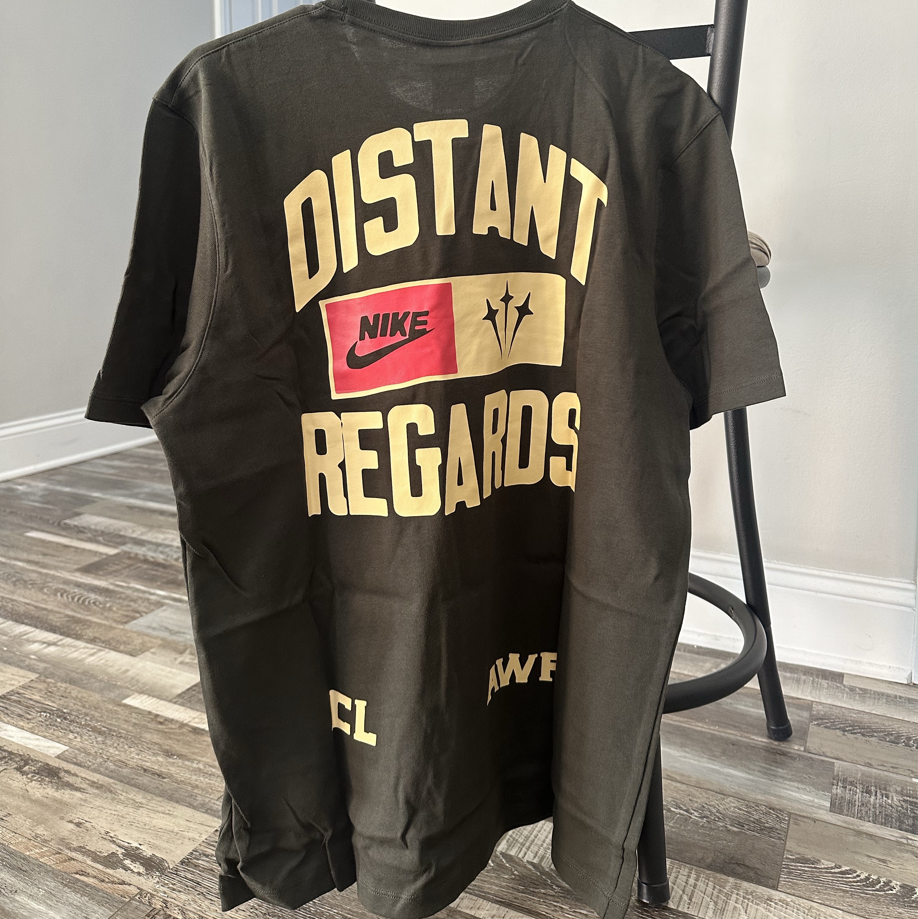 Nike x Drake Nocta x Cactus Plant Flea Market Souvenir Cactus T-Shirt Sequoia (DR2630-355), Nike x Drake Nocta x Cactus Plant Flea Market Souvenir Cactus T-Shirt Sequoia (DR2631-355) 착용 스타일 - 2