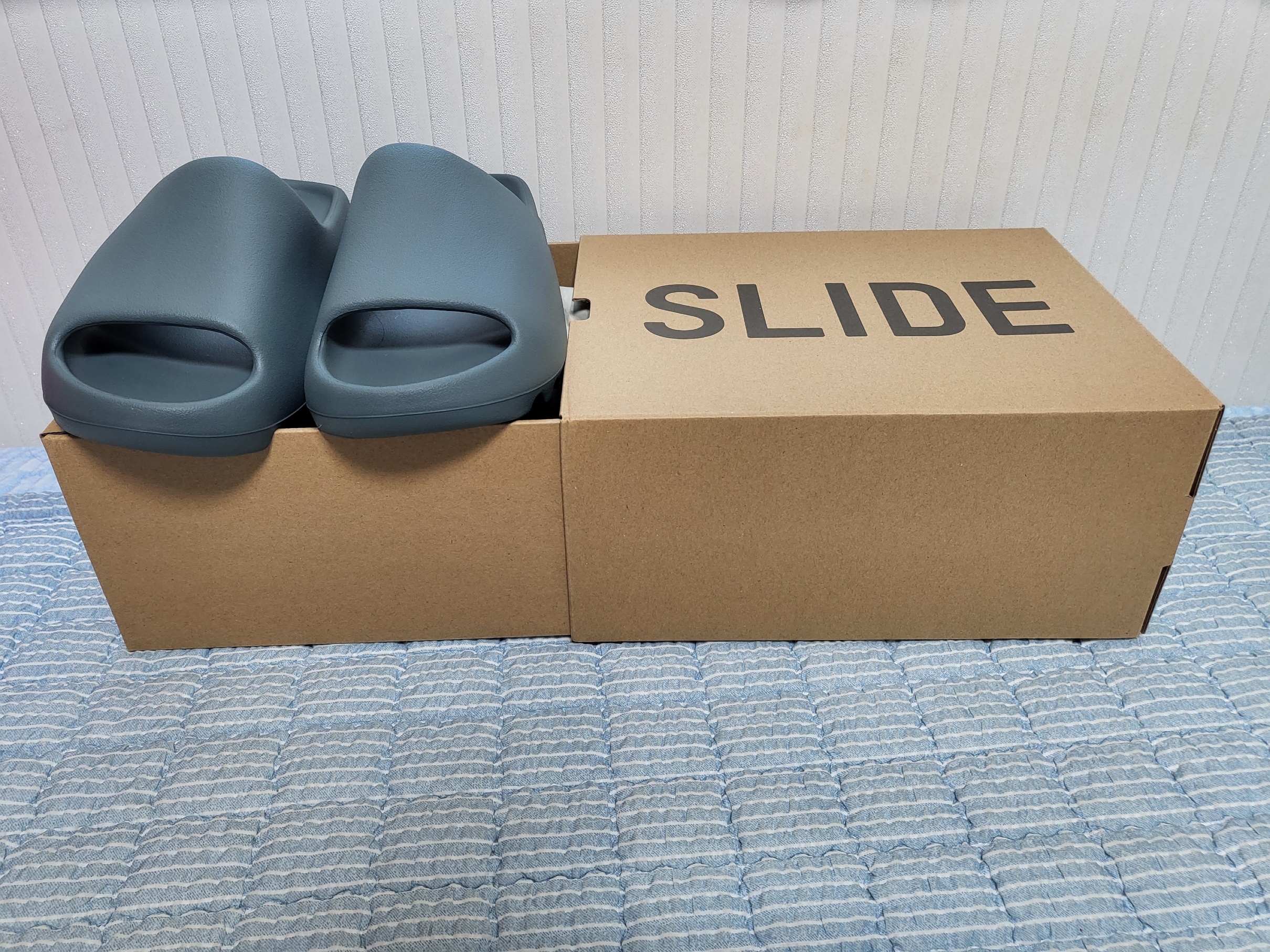 Adidas Yeezy Slide Slate Marine 착용 스타일