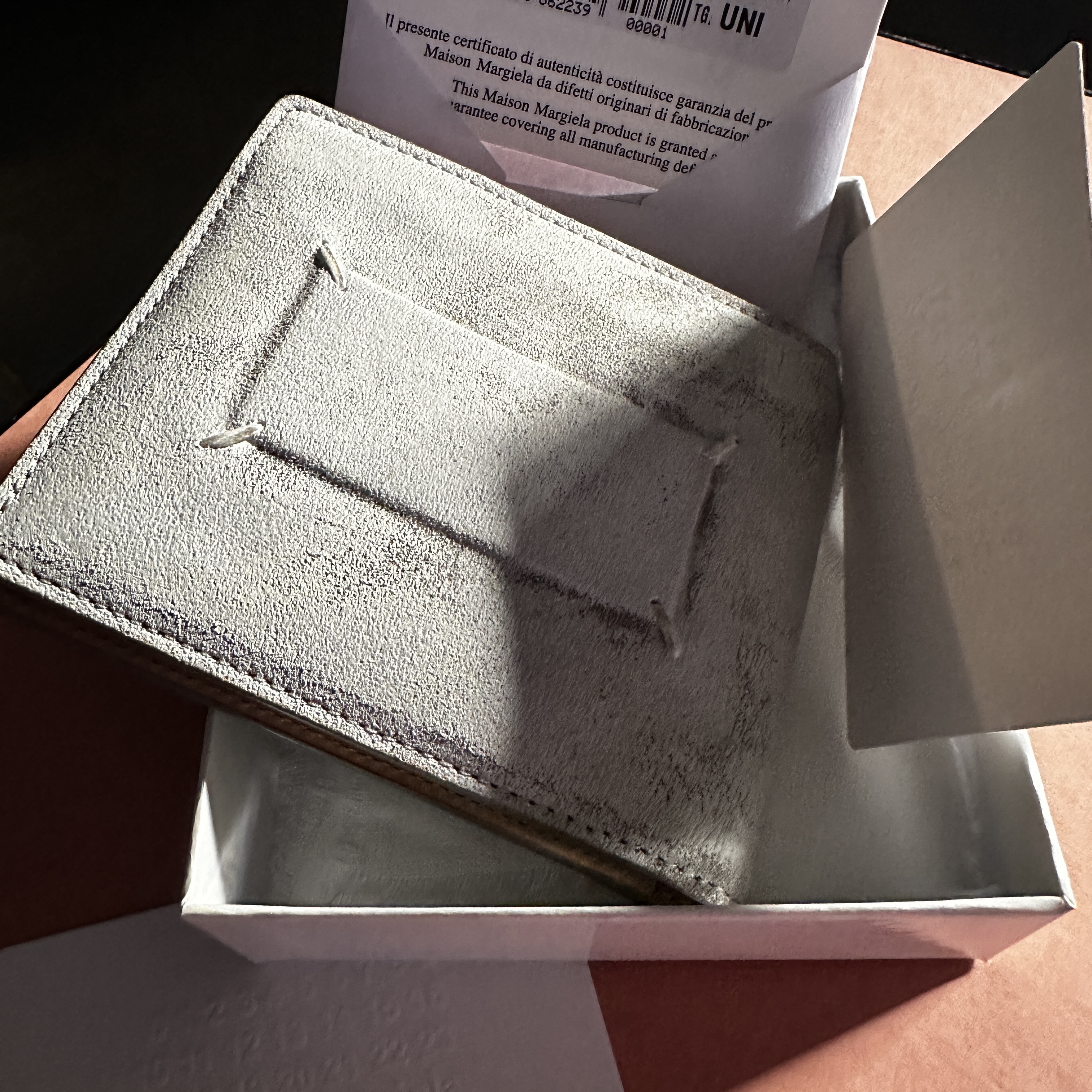 Maison Margiela Bi-Fold Wallet Light Grey 착용 스타일 - 1