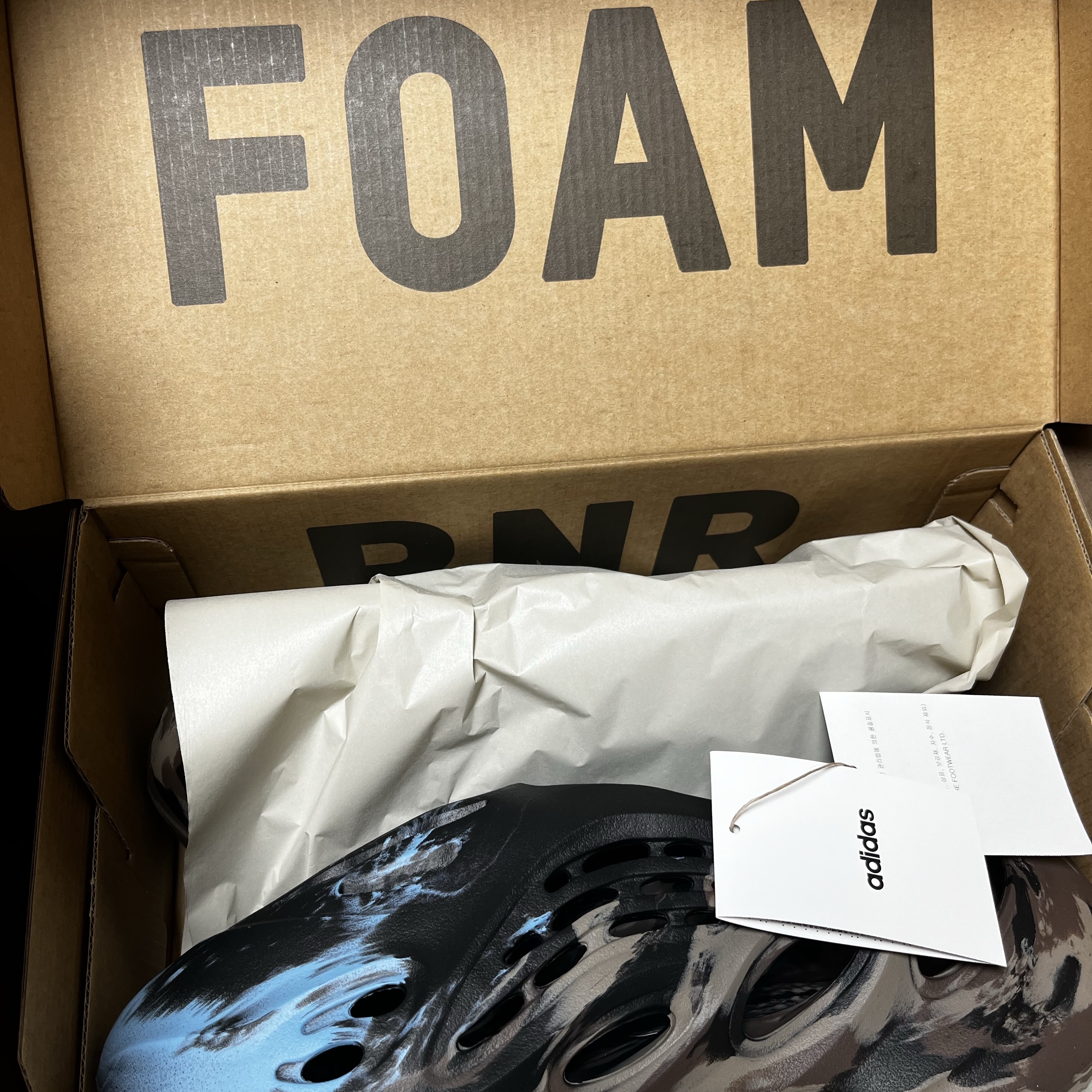 Adidas Yeezy Foam RNNR MX Cinder 착용 스타일