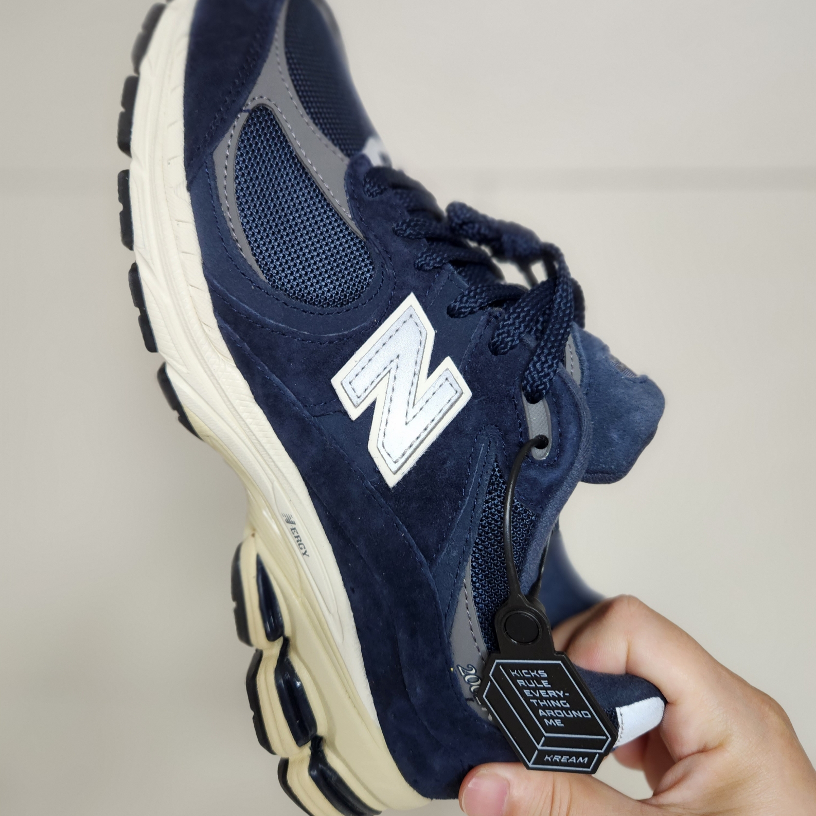 New Balance 2002R Eclipse Castlerock 착용 스타일