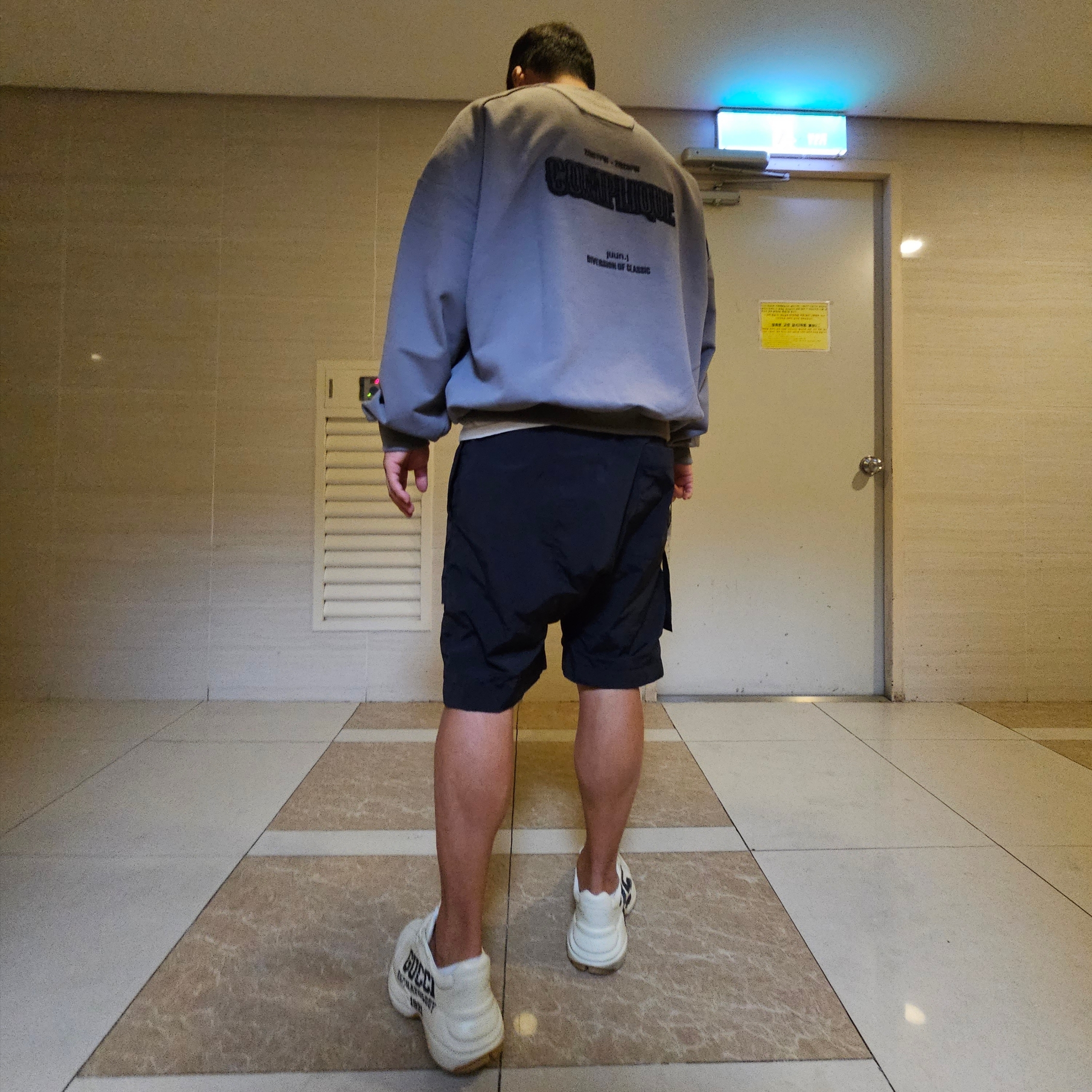 Gucci Rhyton 25 Sneakers 착용 스타일 - 1