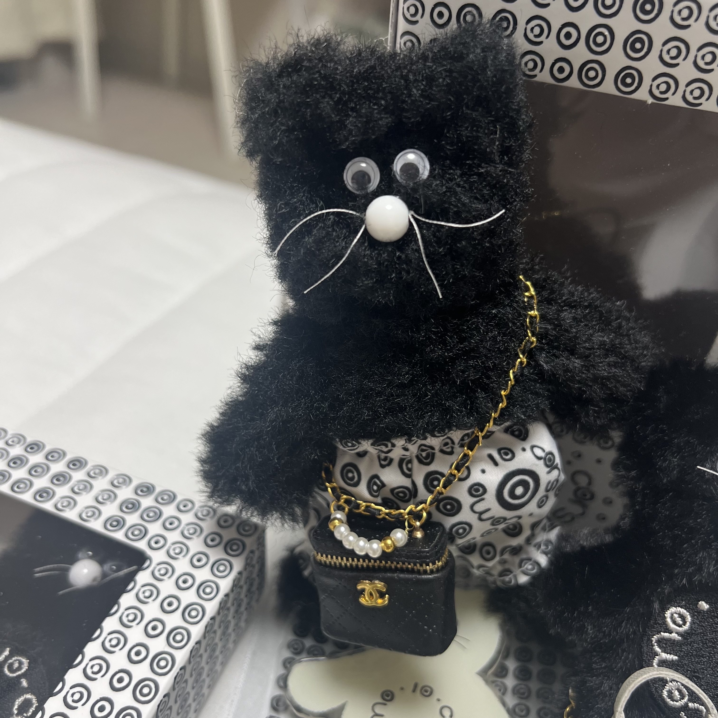 Monamhee x 10 Corso Como Bianco Phone Strap Black, Monamhee x 10 Corso Como Bianco Keyring Black 착용 스타일 - 2
