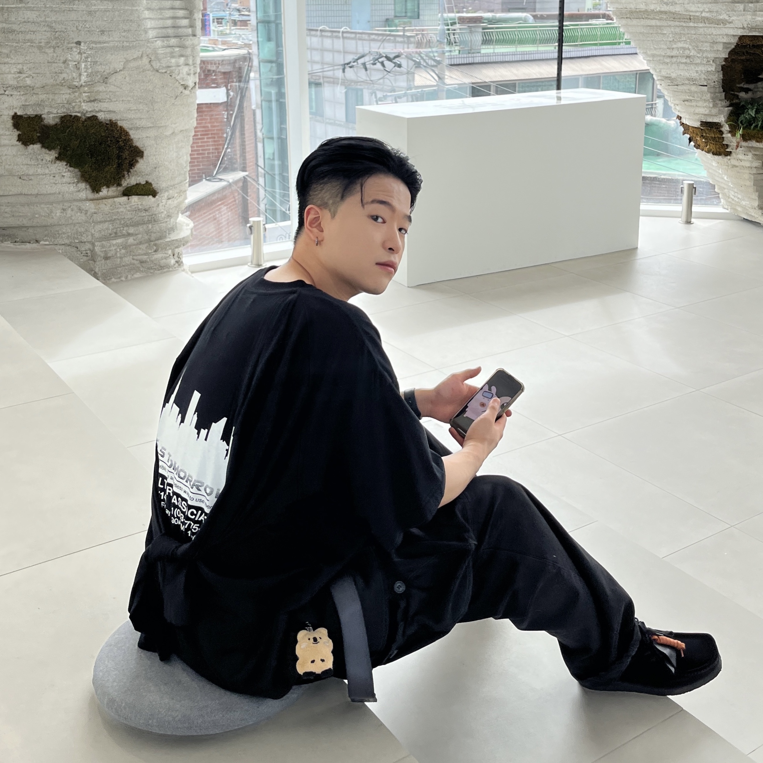 Clarks Wallabee Black Suede, Y-3 Classic Logo Belt Black 착용 스타일 - 1