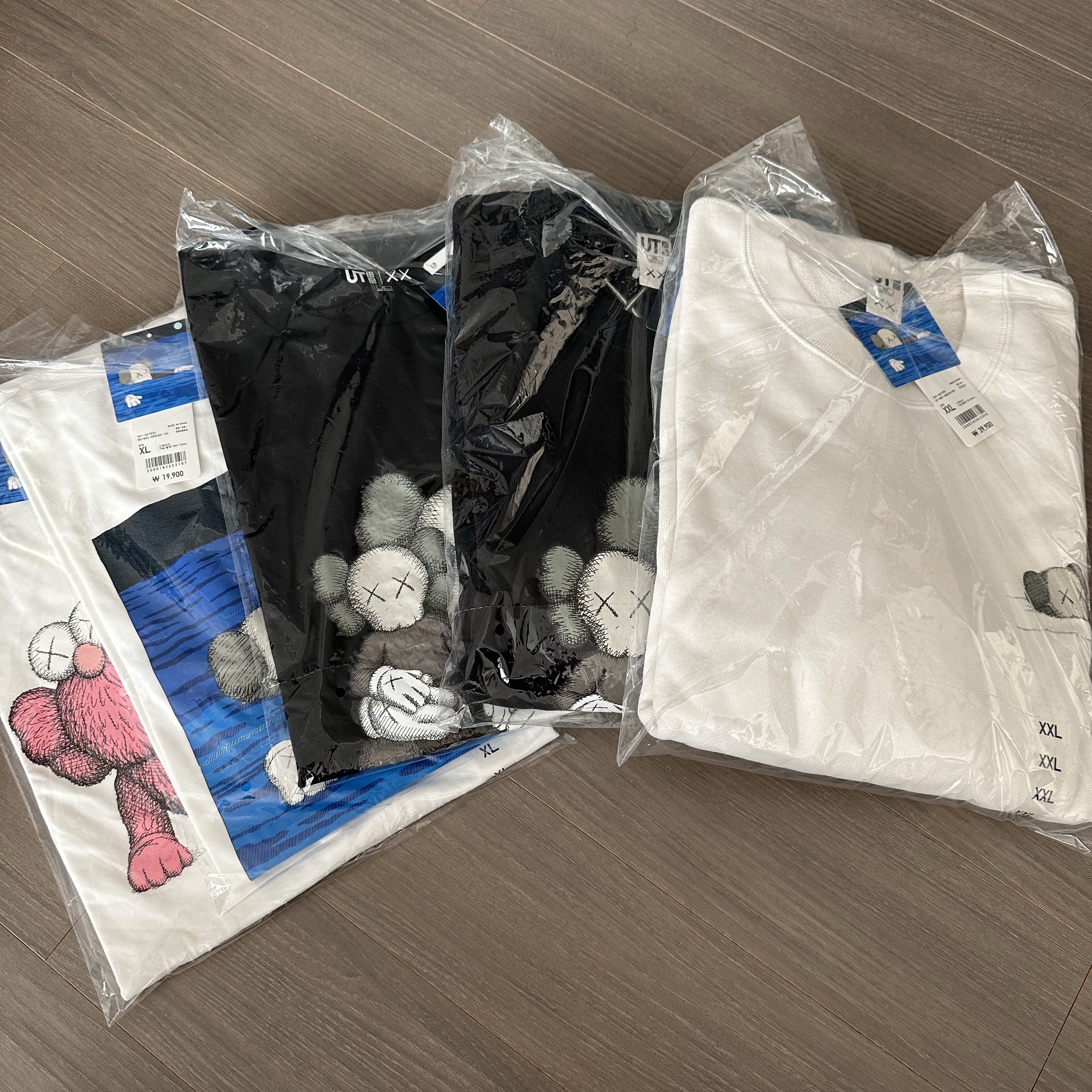 Uniqlo UT x Kaws Long Sleeve Sweatshirt Black, Uniqlo UT x Kaws Short Sleeve Graphic T-Shirt White 착용 스타일